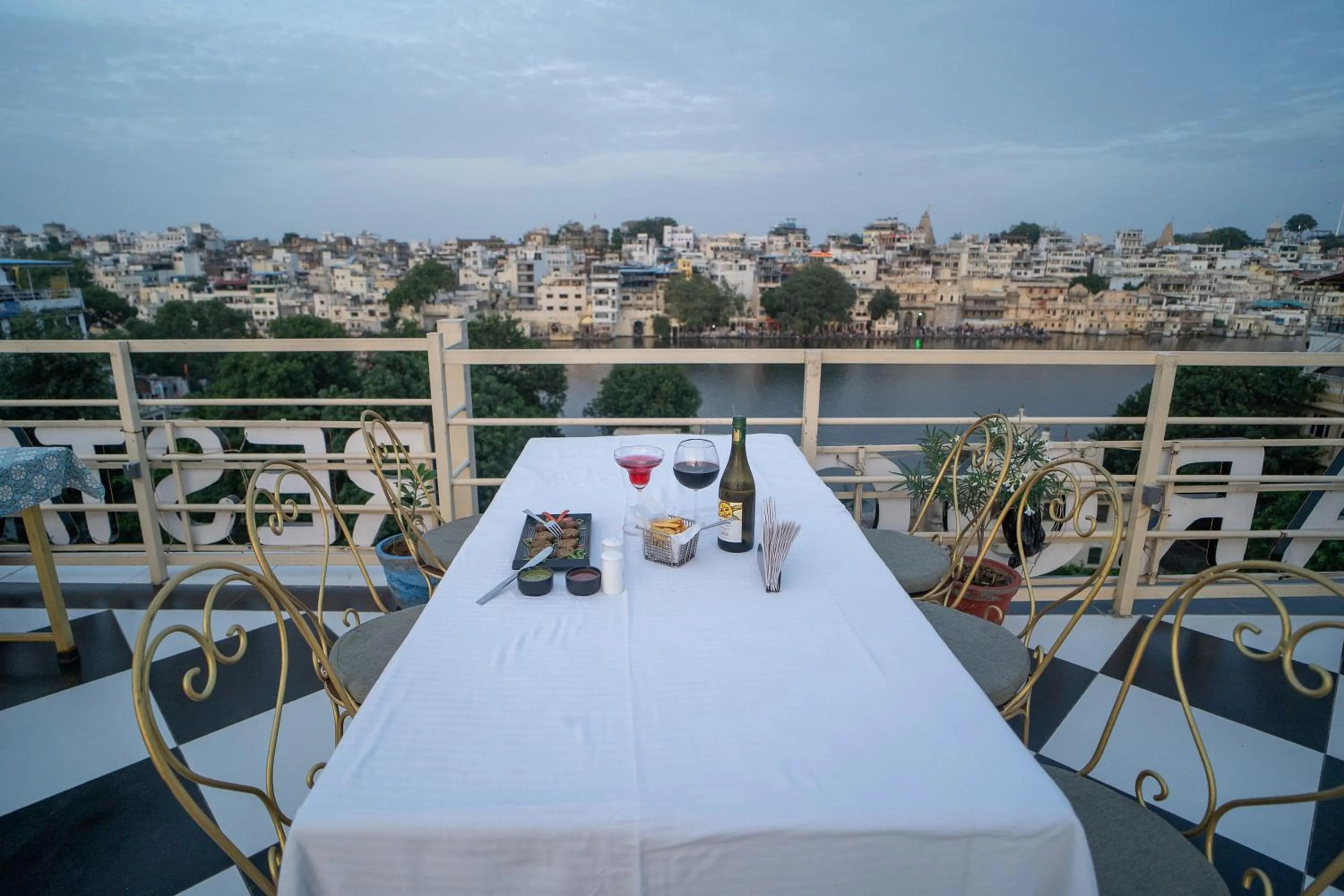 Restaurant/places to eat in DERA PICHOLA- A Lake Facing Boutique Hotel