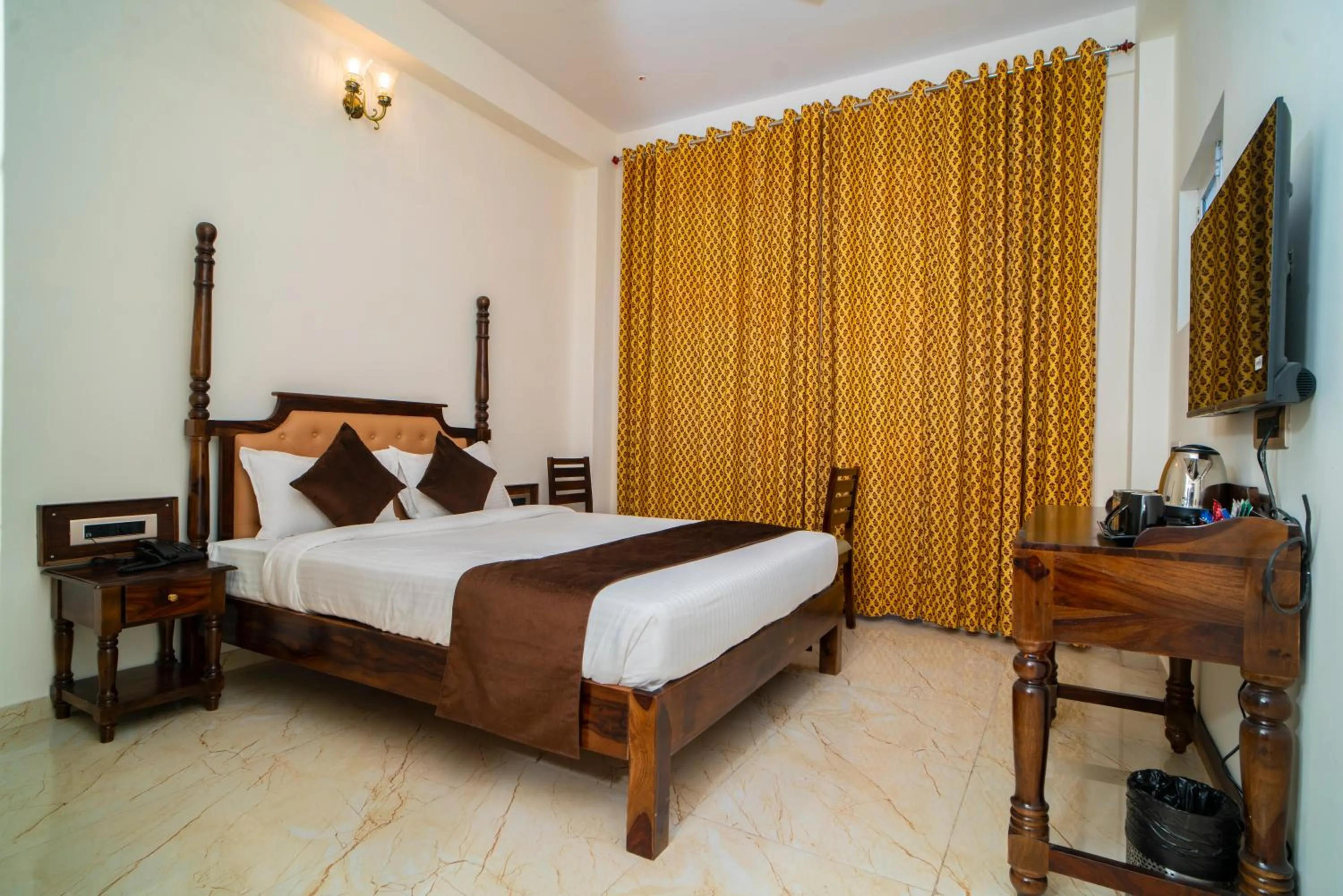 Bed in DERA PICHOLA- A Lake Facing Boutique Hotel