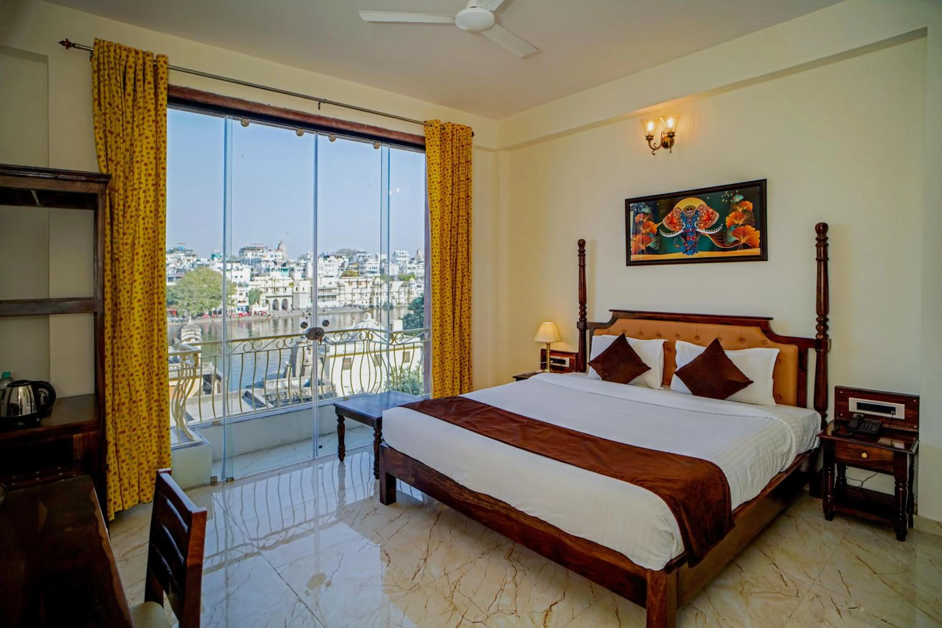 Bed in DERA PICHOLA- A Lake Facing Boutique Hotel