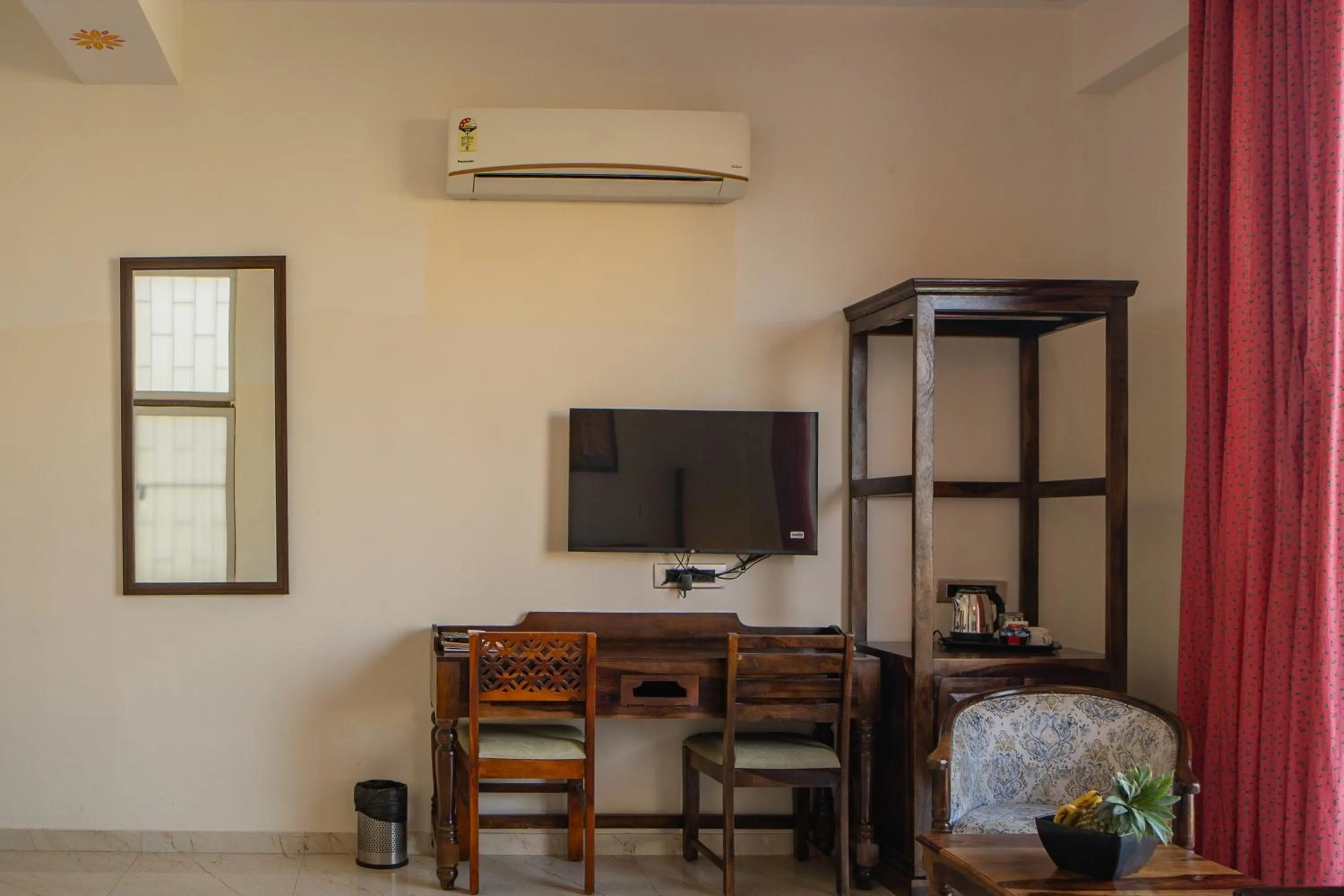 Bedroom in DERA PICHOLA- A Lake Facing Boutique Hotel