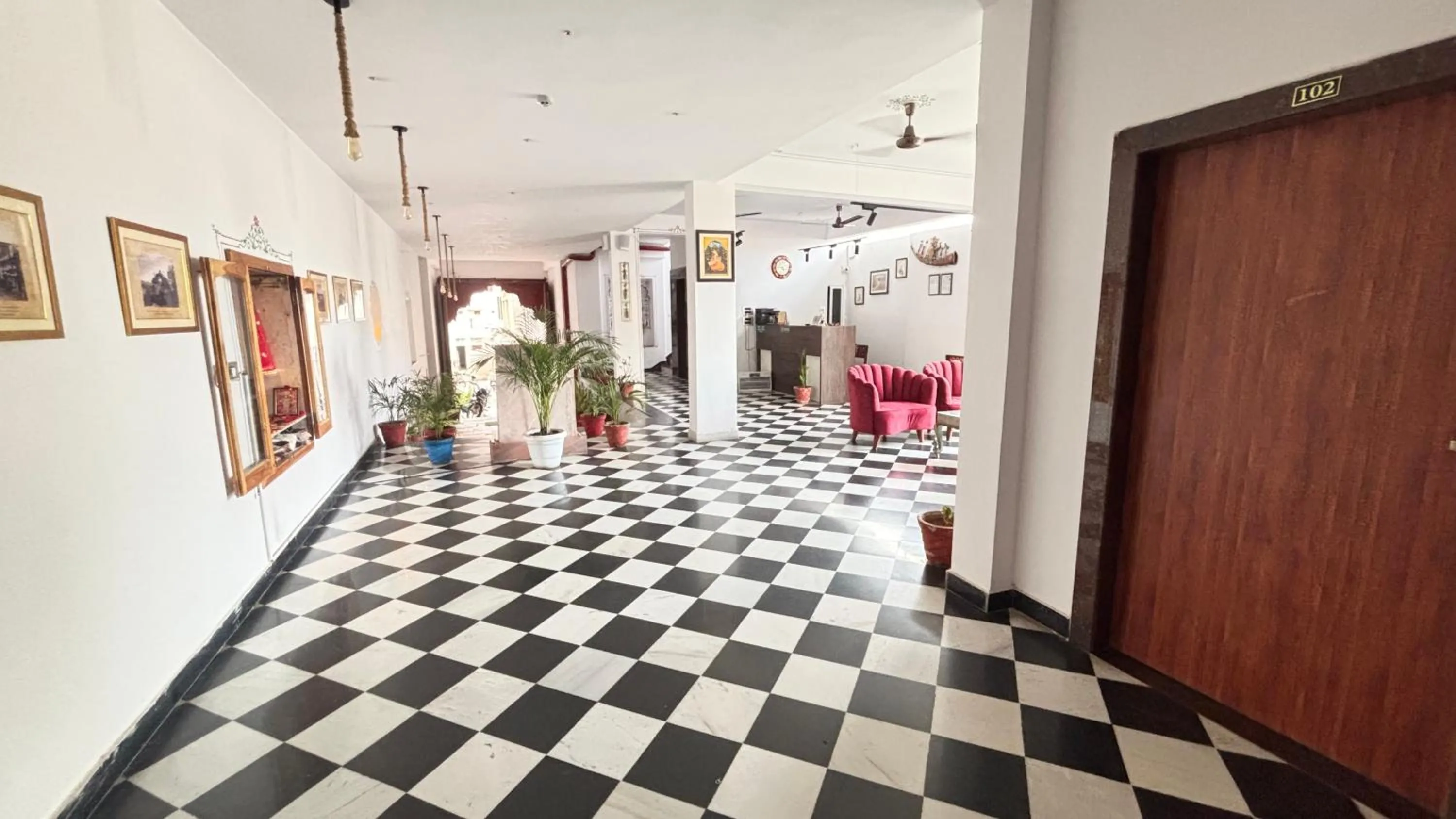 Lobby or reception in DERA PICHOLA- A Lake Facing Boutique Hotel