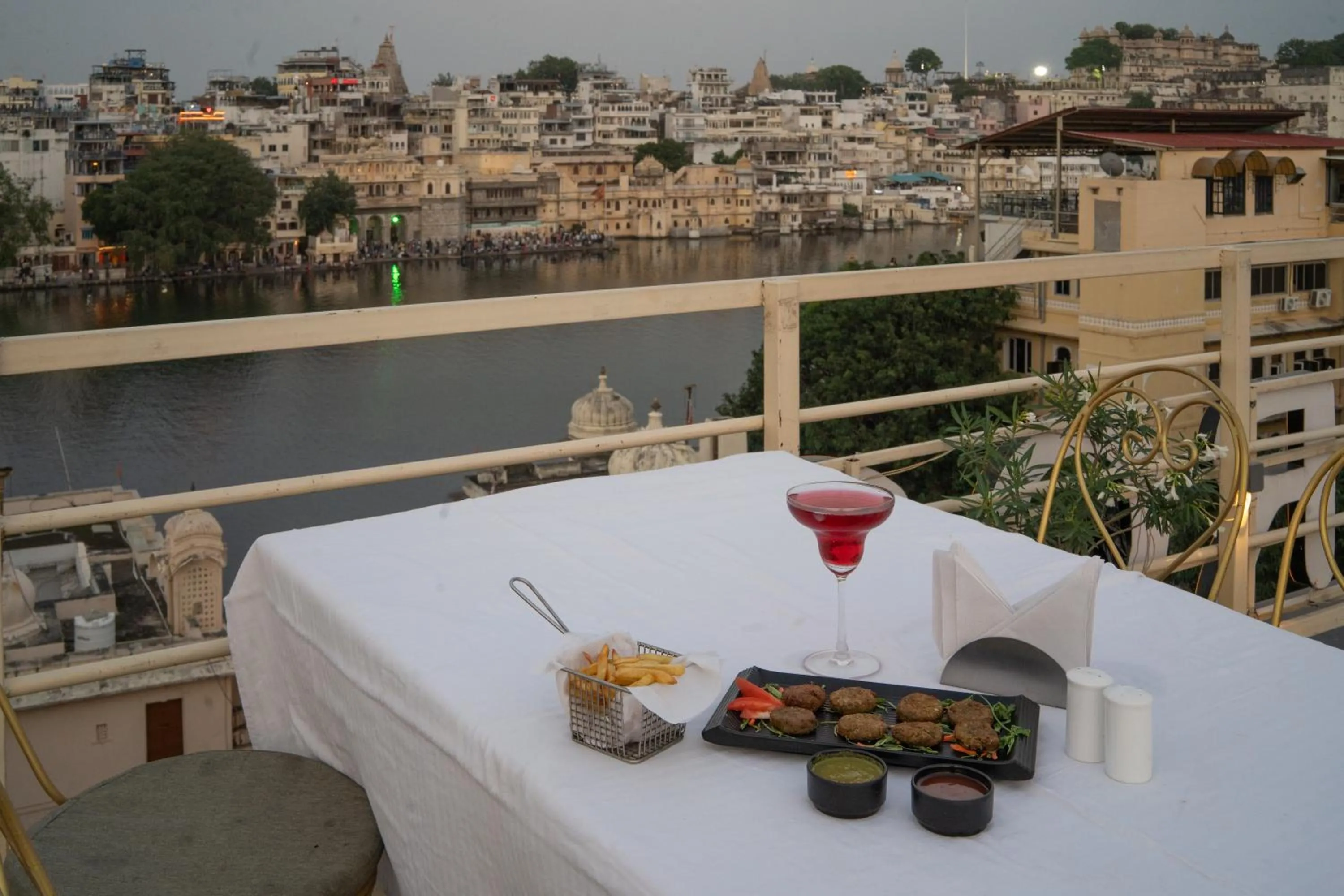 Restaurant/places to eat in DERA PICHOLA- A Lake Facing Boutique Hotel
