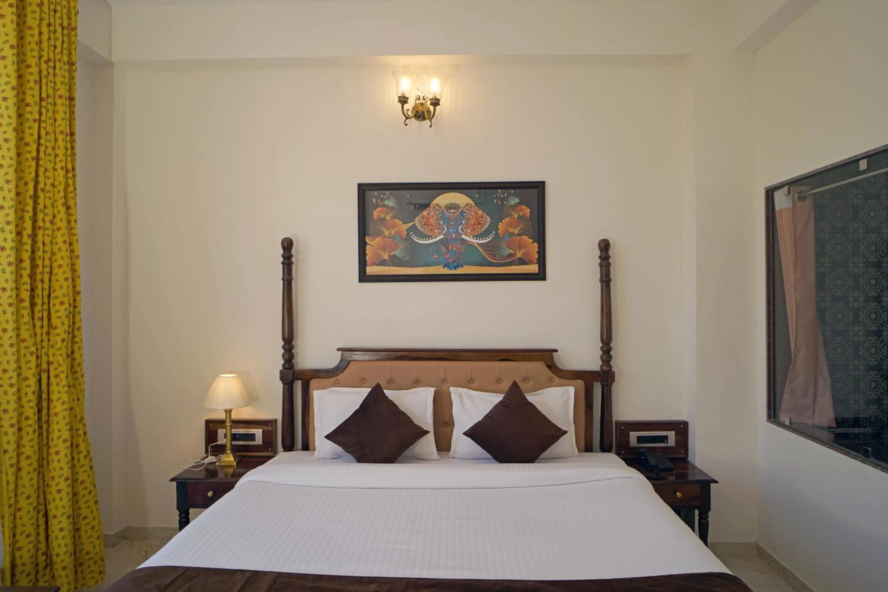 Bed in DERA PICHOLA- A Lake Facing Boutique Hotel