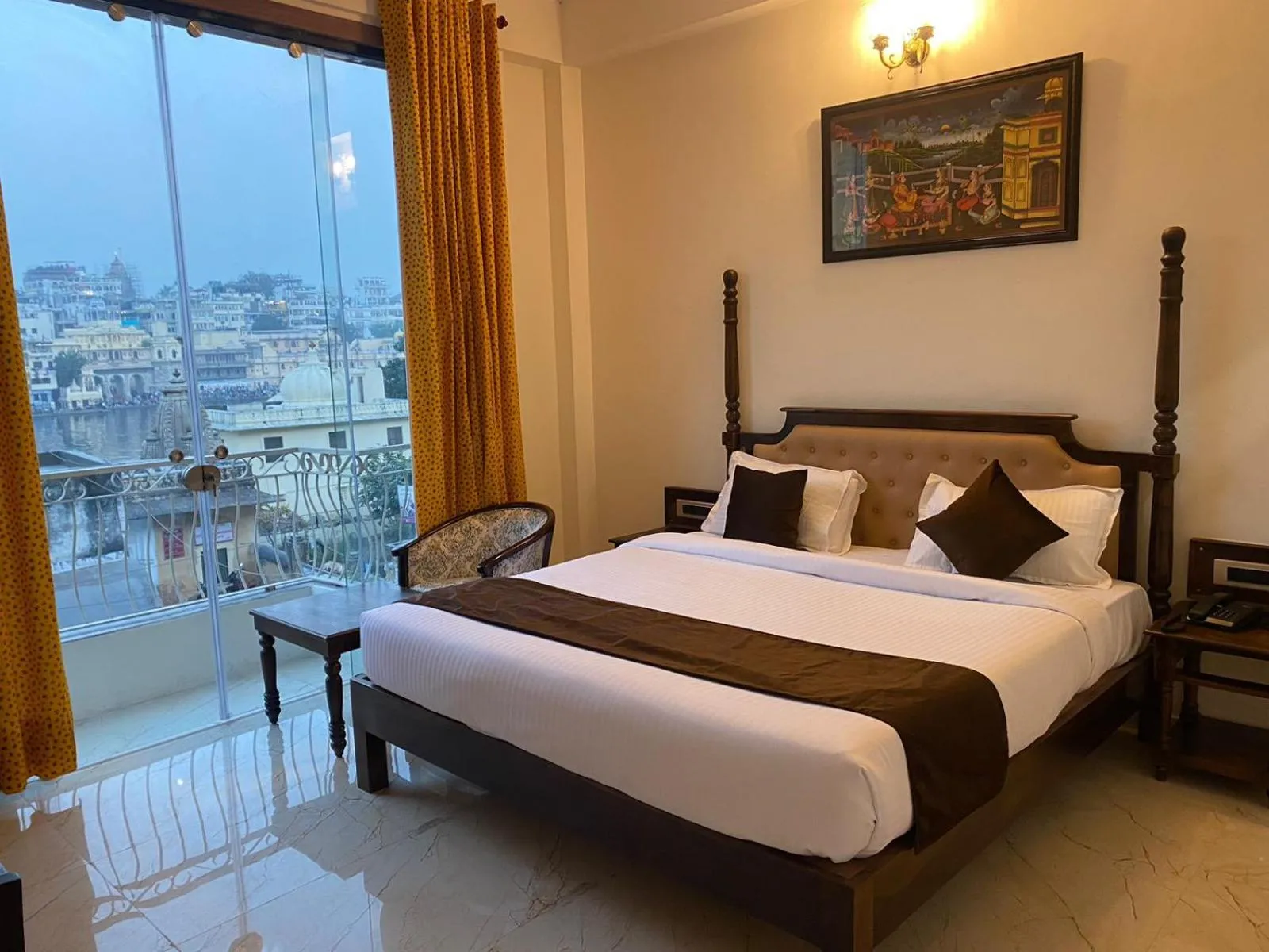 Bed in DERA PICHOLA- A Lake Facing Boutique Hotel