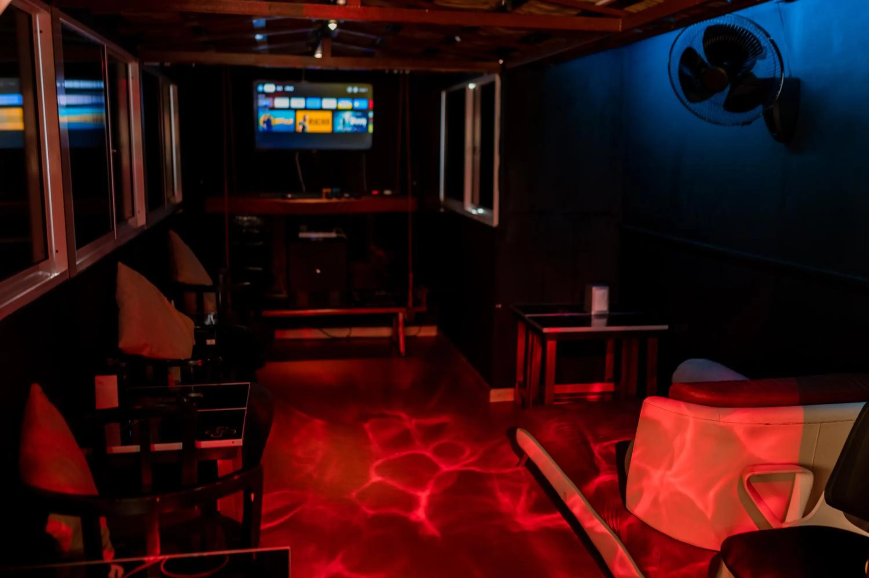 Communal lounge/ TV room in ZAN Lodge