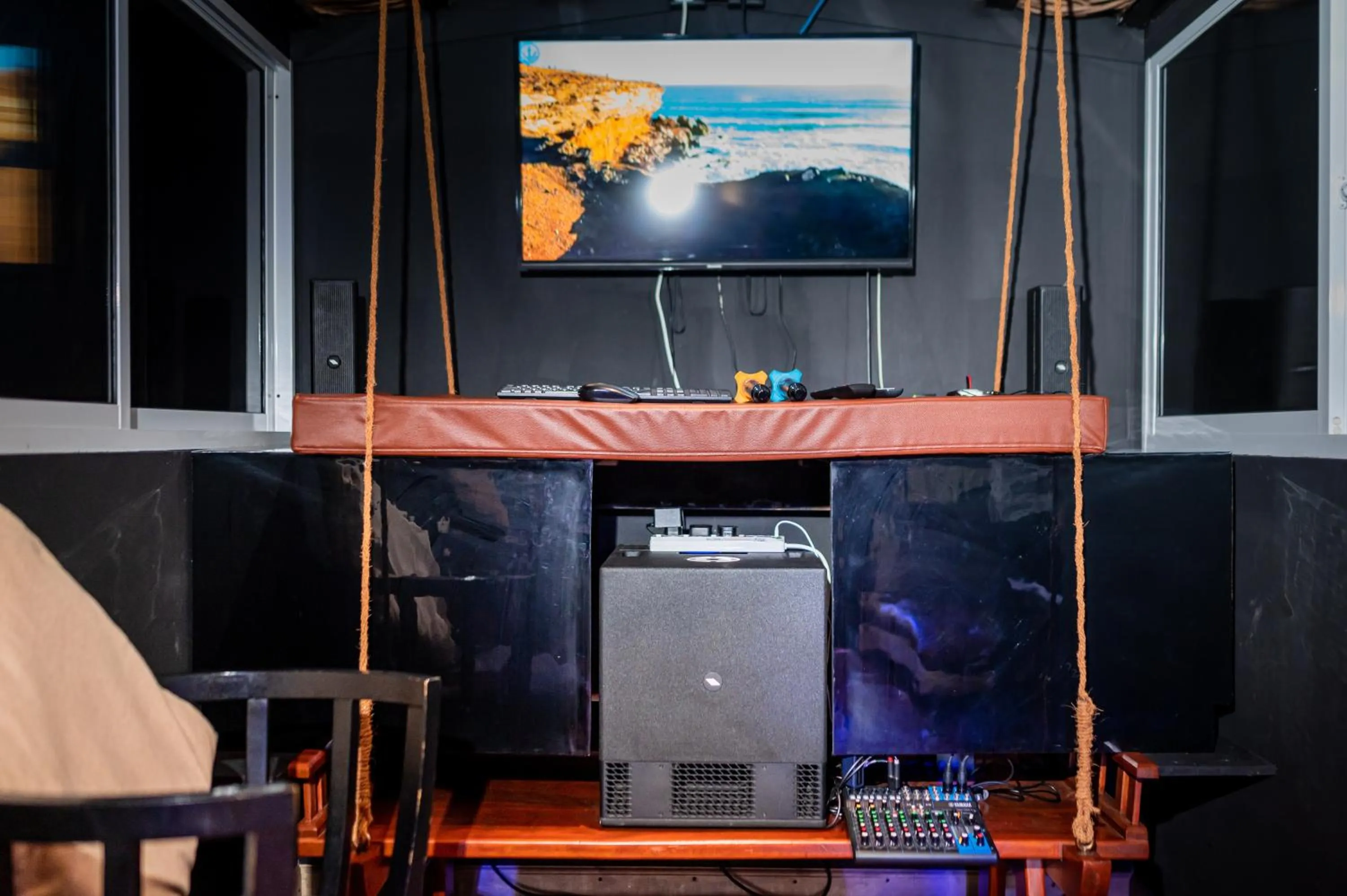 Communal lounge/ TV room in ZAN Lodge