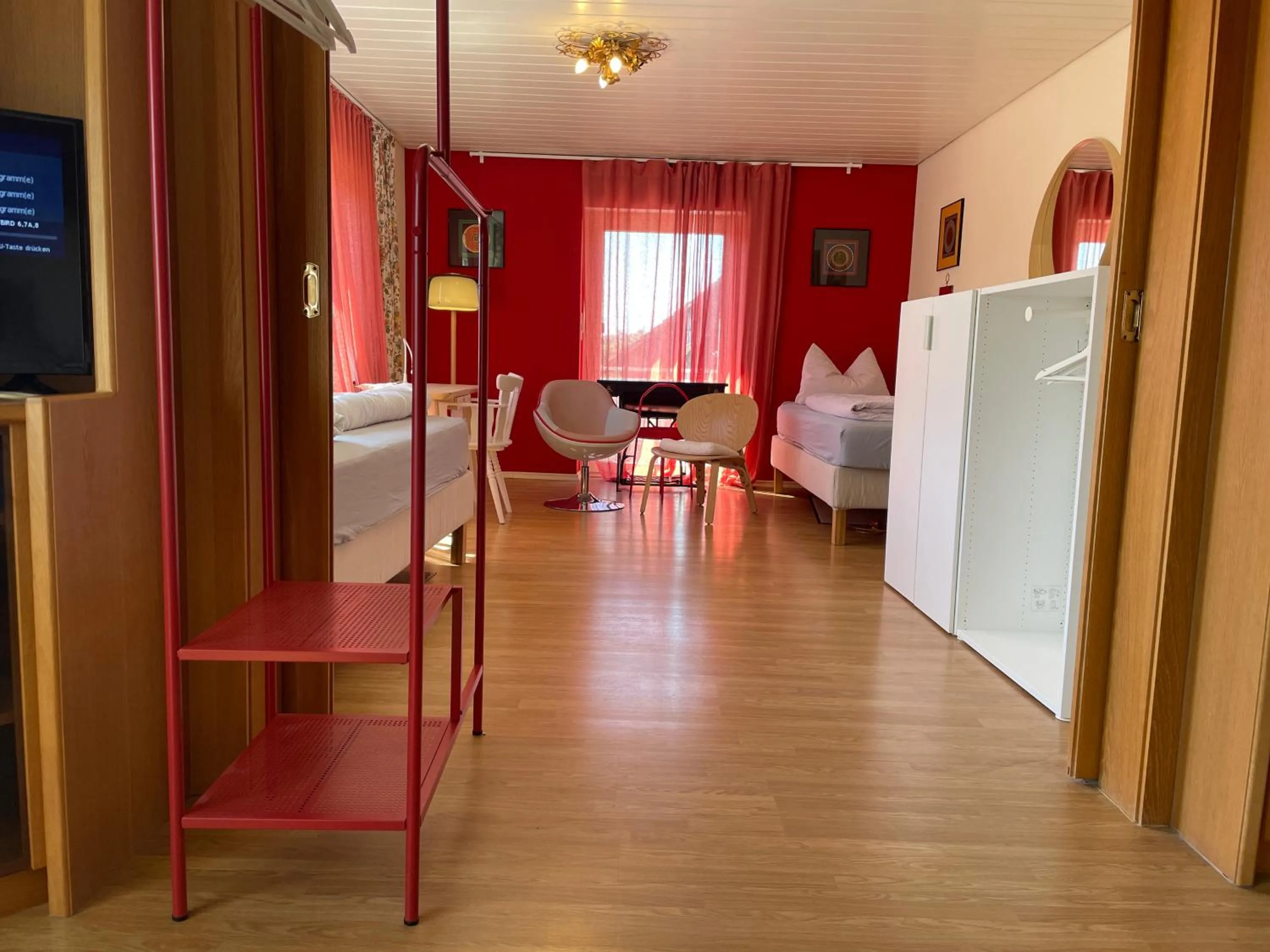 TV and multimedia, Bed in Apartment in Rot, Fränkisches Design, Balkon in nur 50 Schritten zum Radweg, ideal for Long Stay, Relocation
