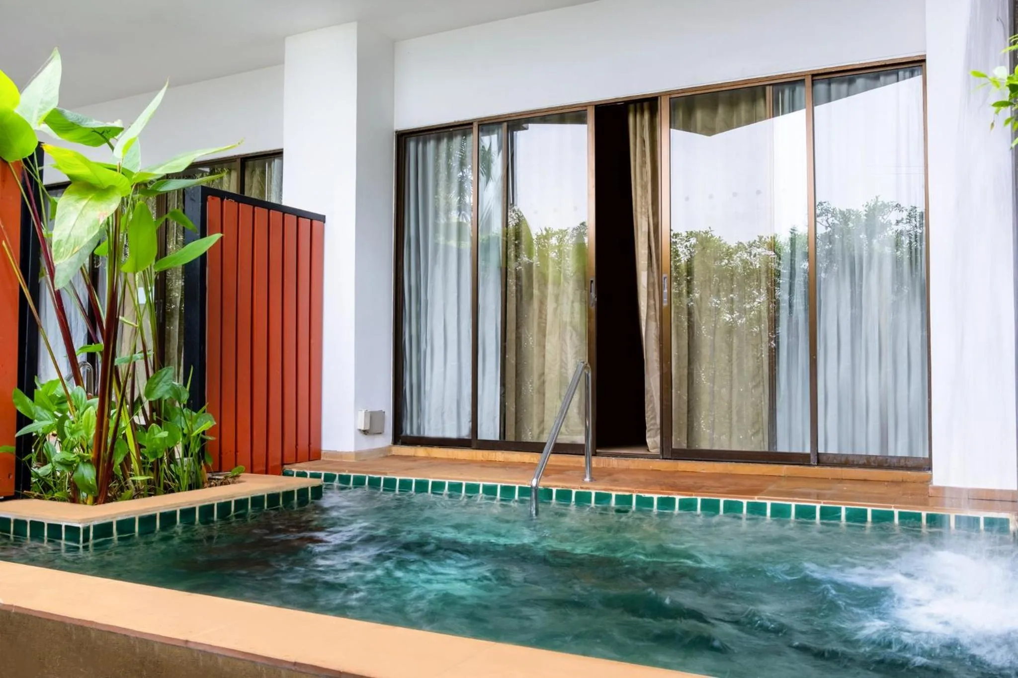 Photo of the whole room in Holiday Inn Resort Phuket Karon Beach by IHG