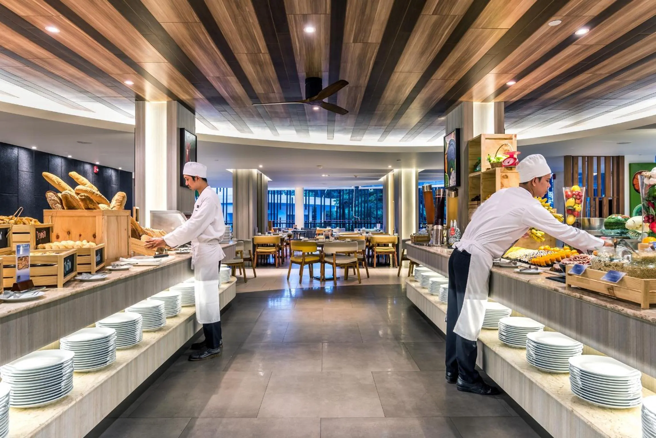 Restaurant/places to eat in Holiday Inn Resort Phuket Karon Beach by IHG