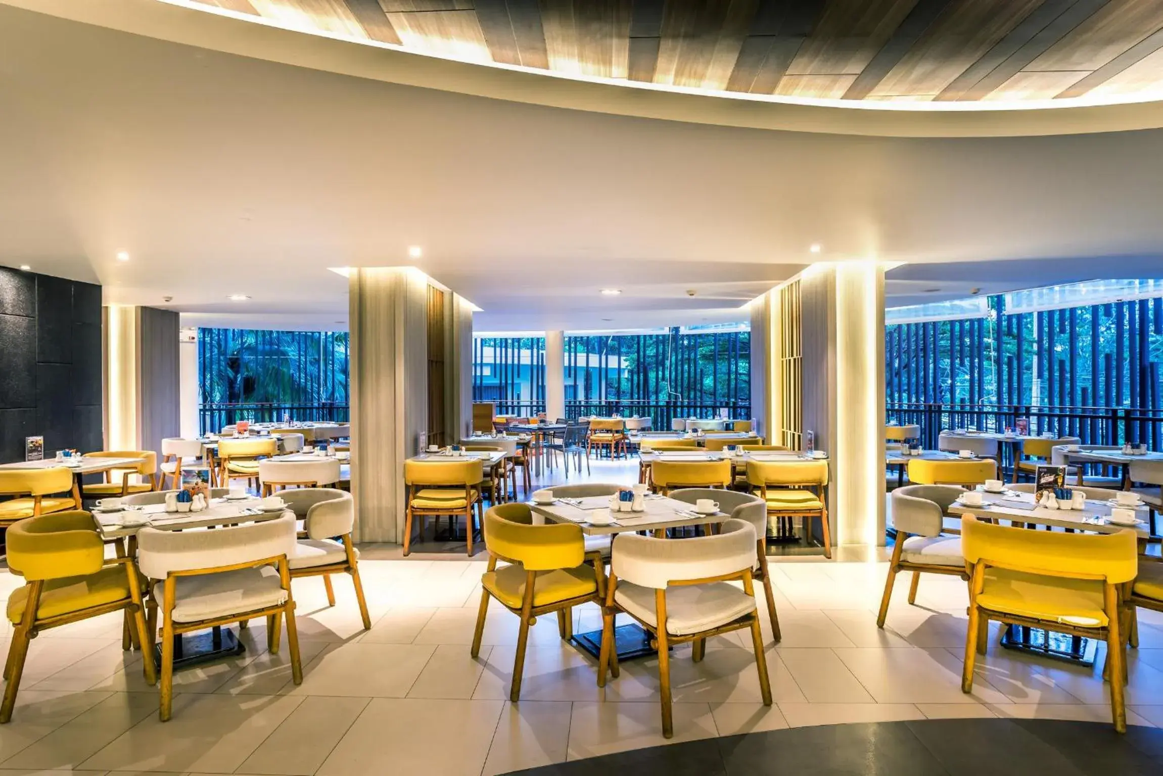 Restaurant/places to eat in Holiday Inn Resort Phuket Karon Beach by IHG Restaurant/places to eat in Holiday Inn Resort Phuket Karon Beach by IHG