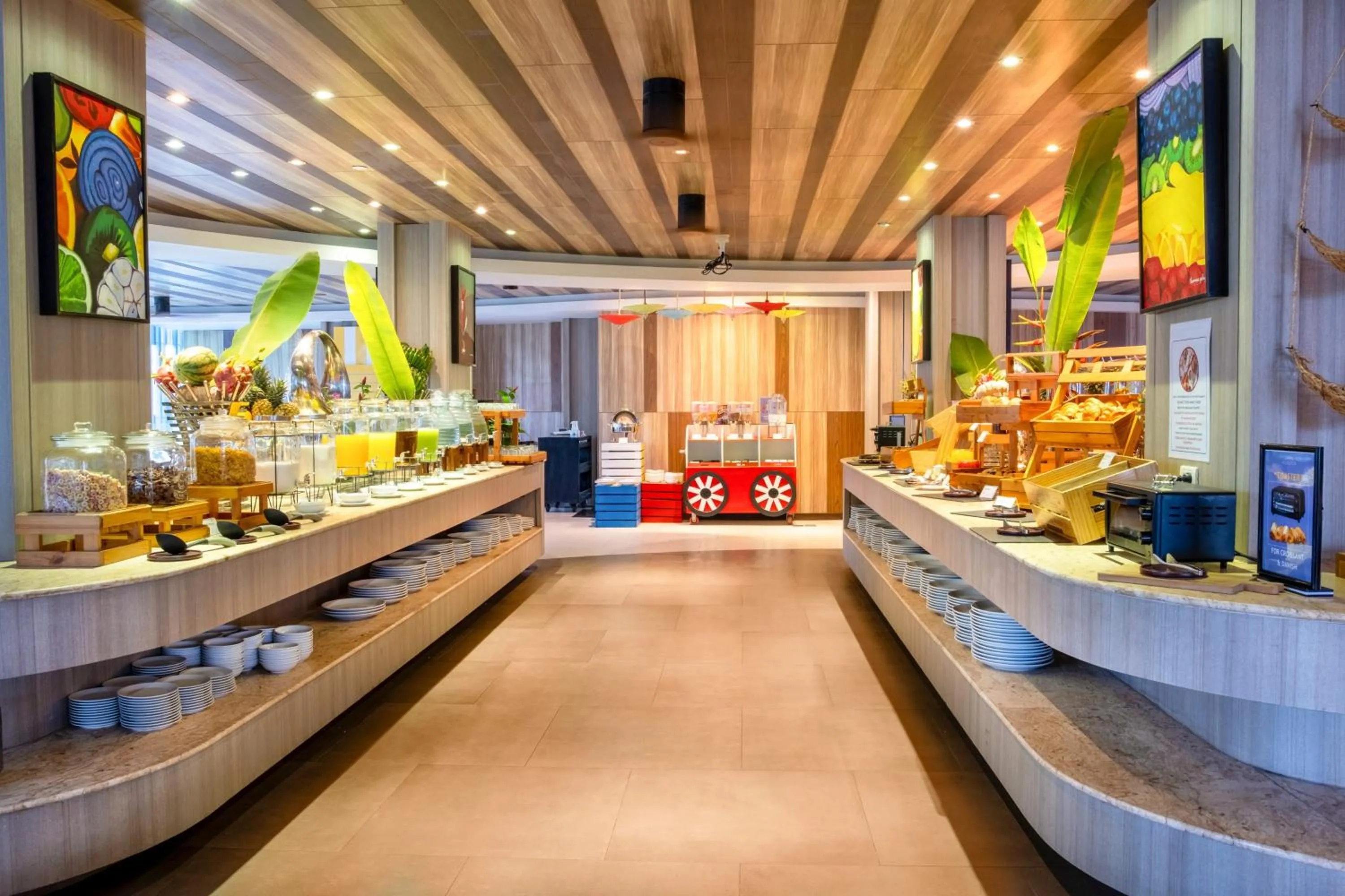 Restaurant/places to eat in Holiday Inn Resort Phuket Karon Beach by IHG