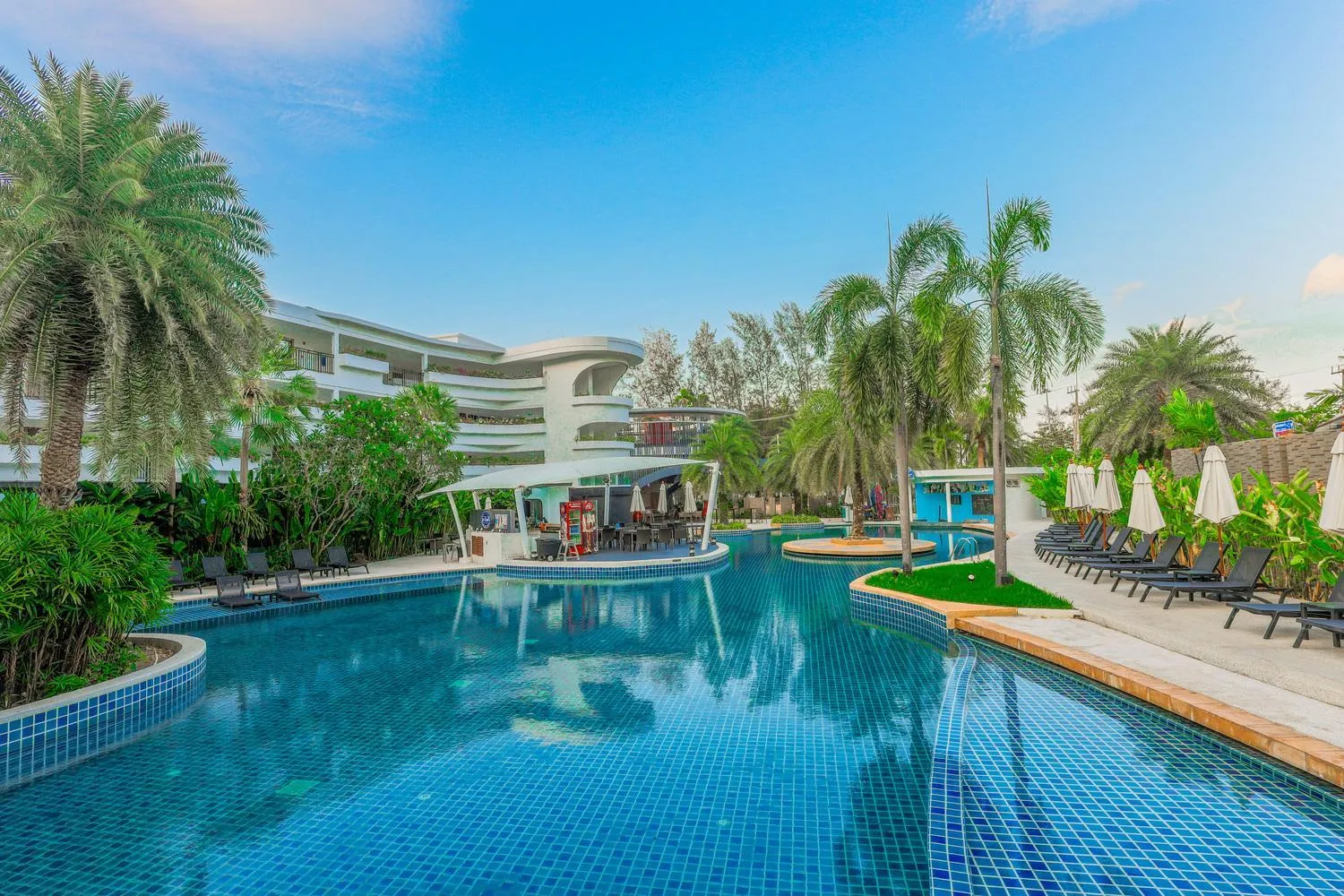 Restaurant/places to eat in Holiday Inn Resort Phuket Karon Beach by IHG