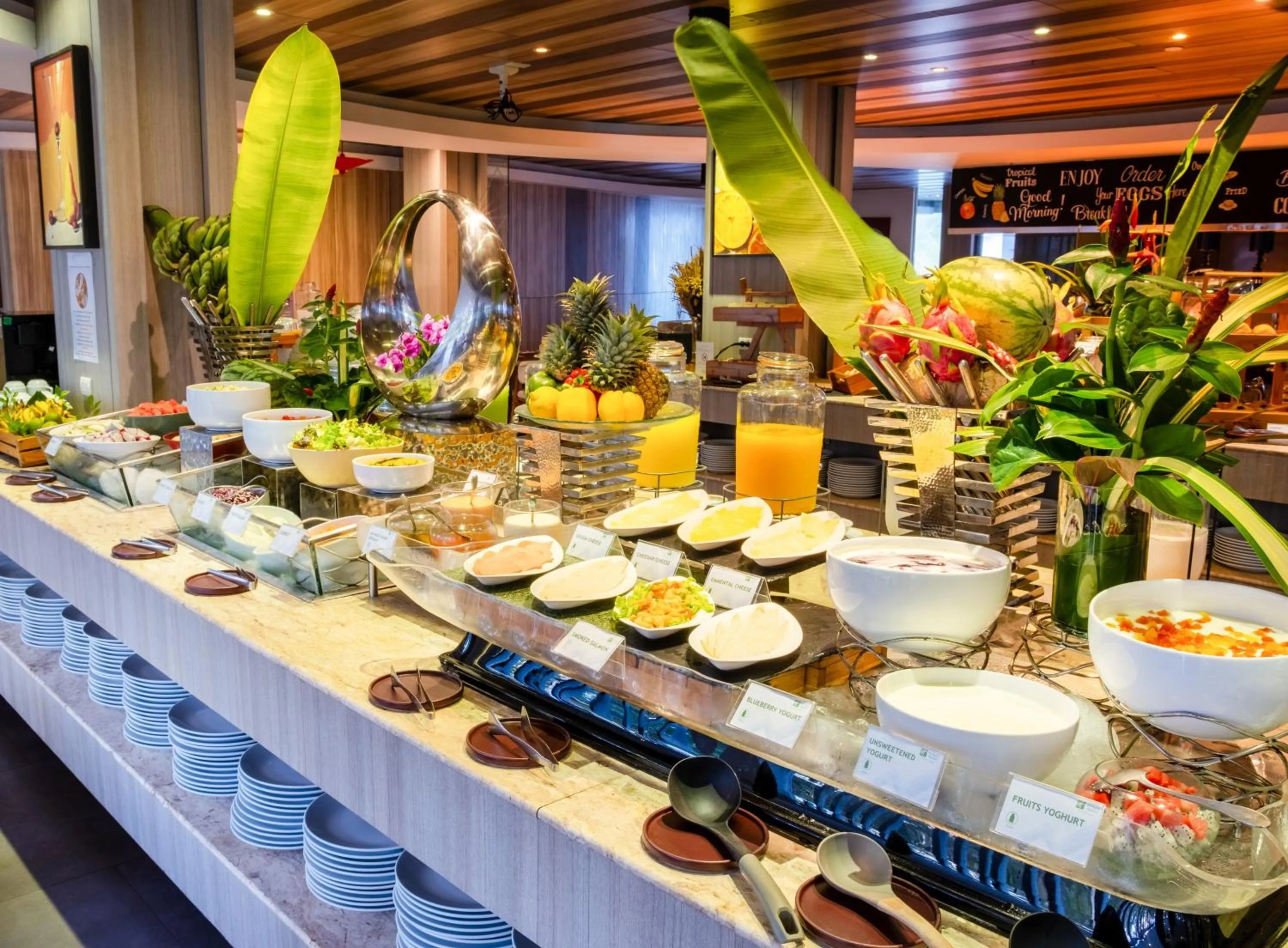 Restaurant/places to eat in Holiday Inn Resort Phuket Karon Beach by IHG