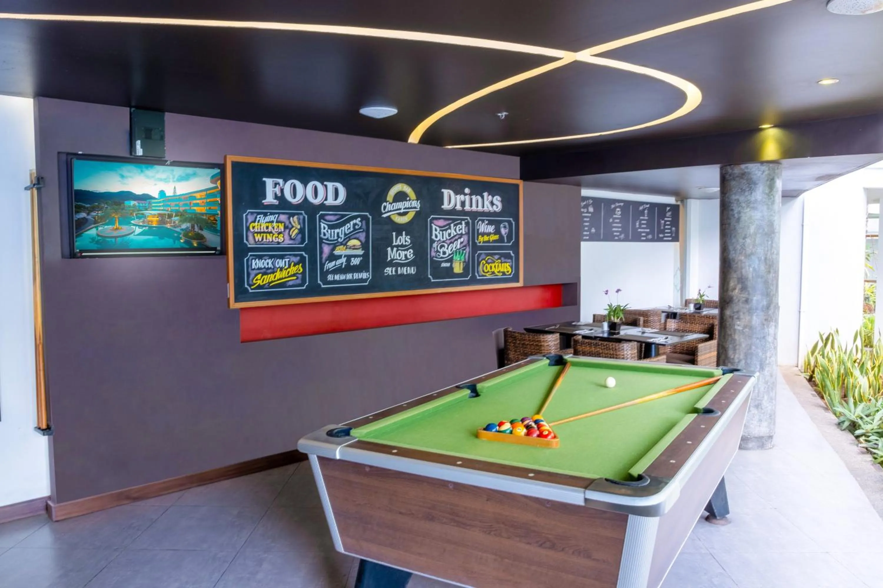 Lounge or bar in Holiday Inn Resort Phuket Karon Beach by IHG