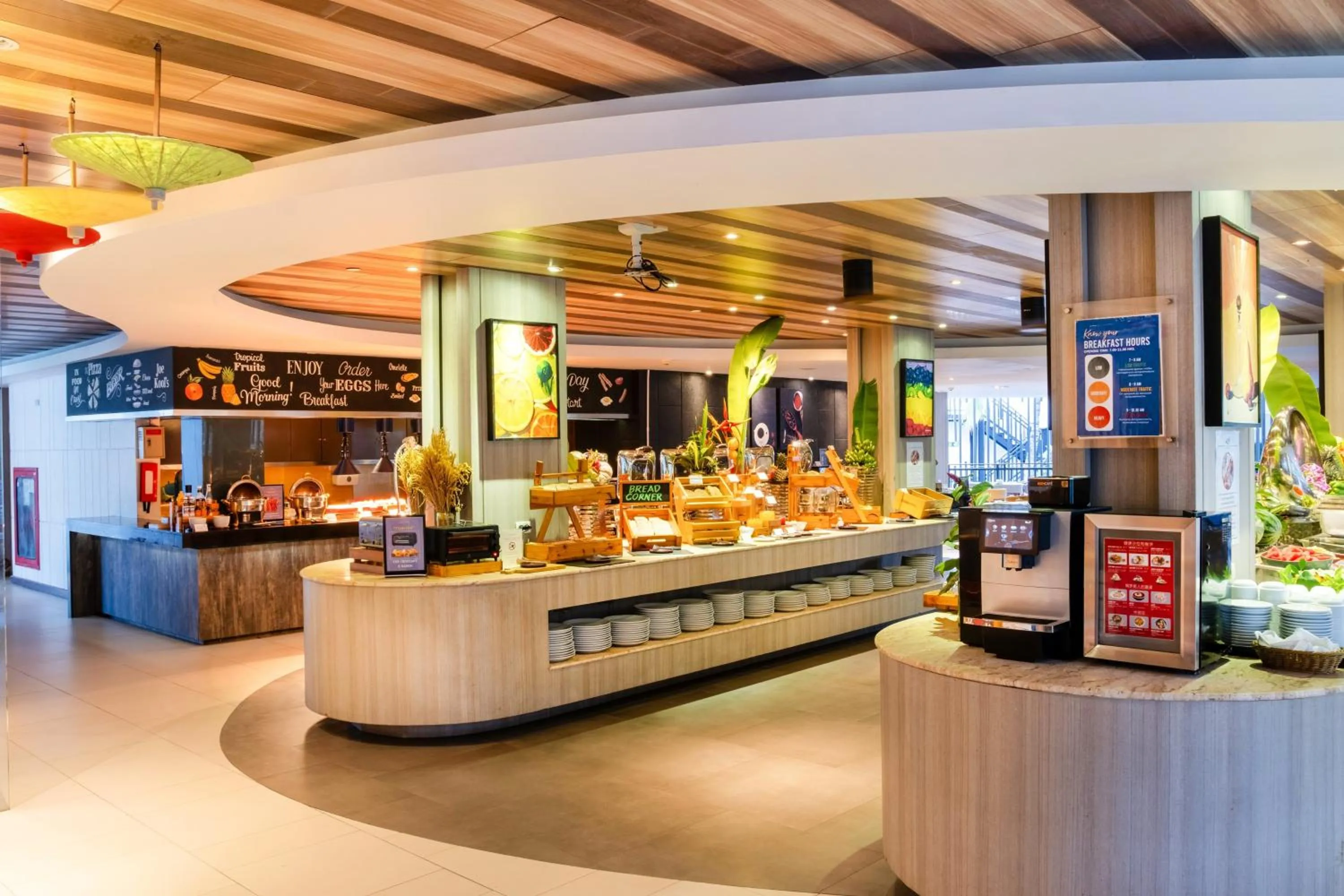 Restaurant/places to eat in Holiday Inn Resort Phuket Karon Beach by IHG