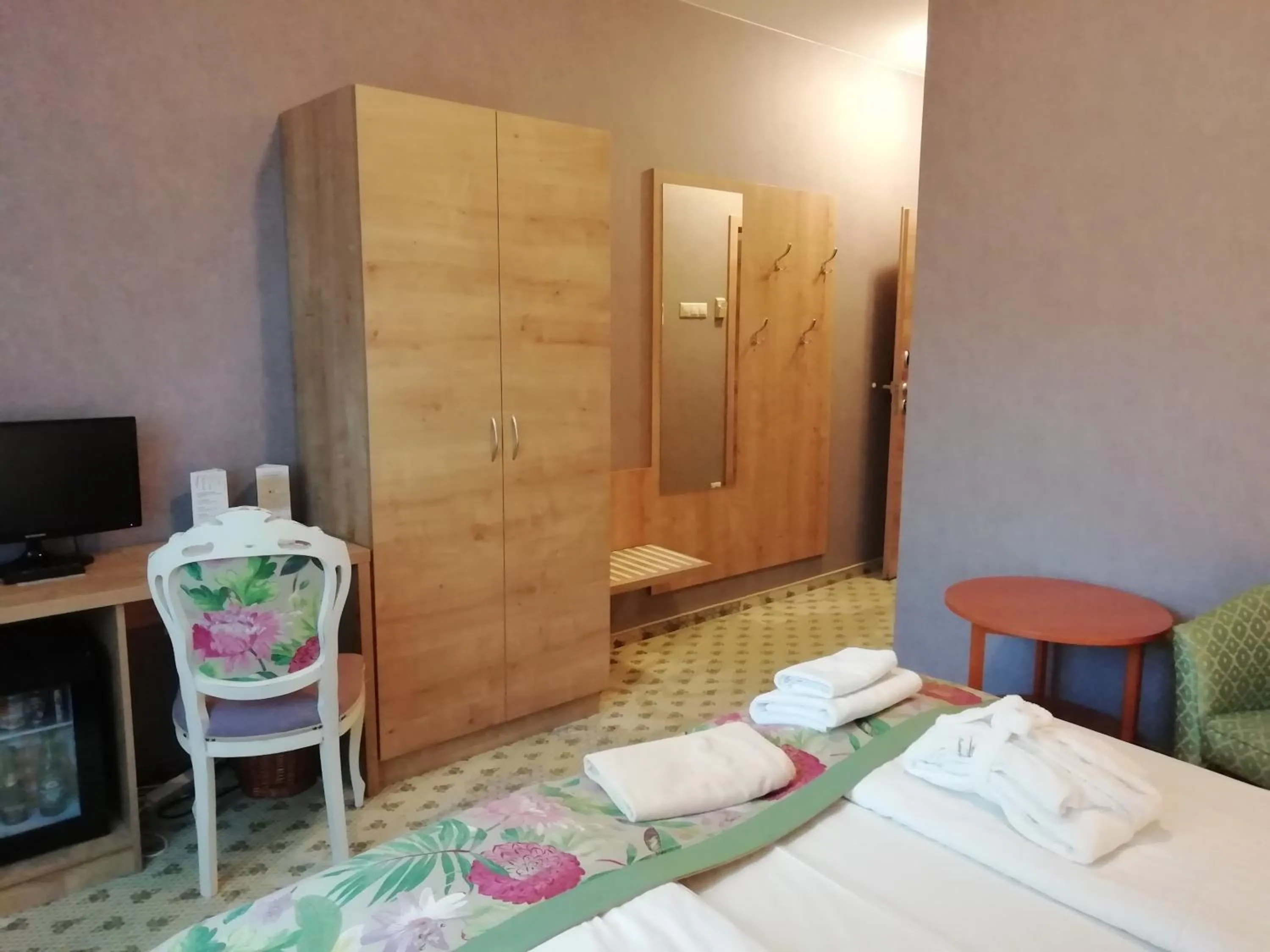 Photo of the whole room, Bed in Batthyány Kúria