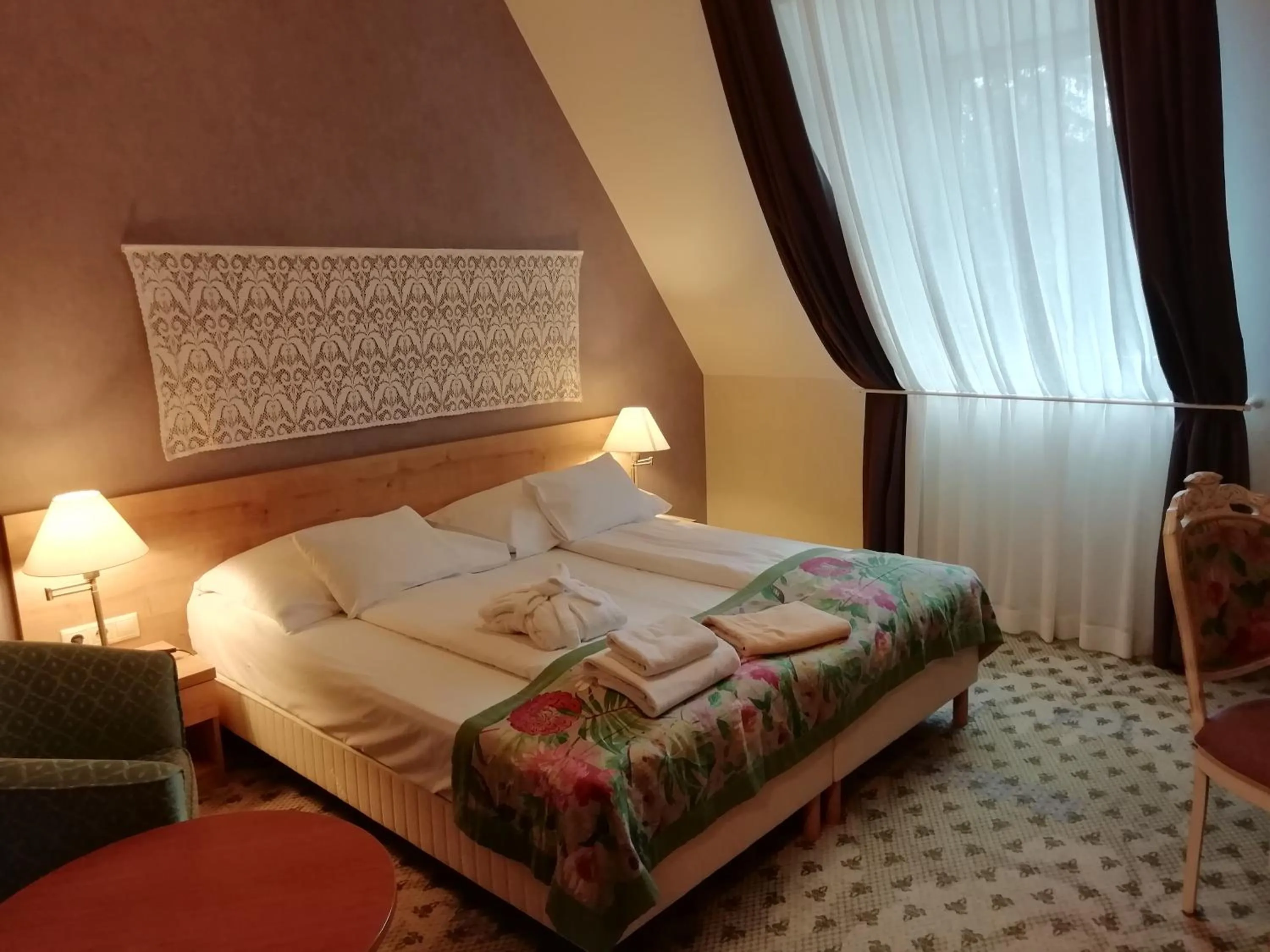 Photo of the whole room, Bed in Batthyány Kúria