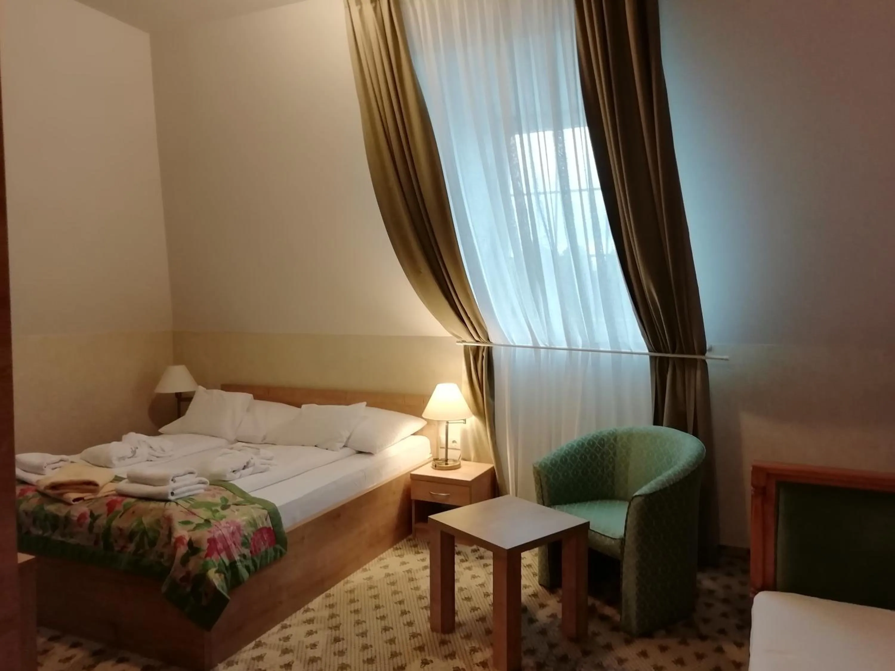 Photo of the whole room, Bed in Batthyány Kúria