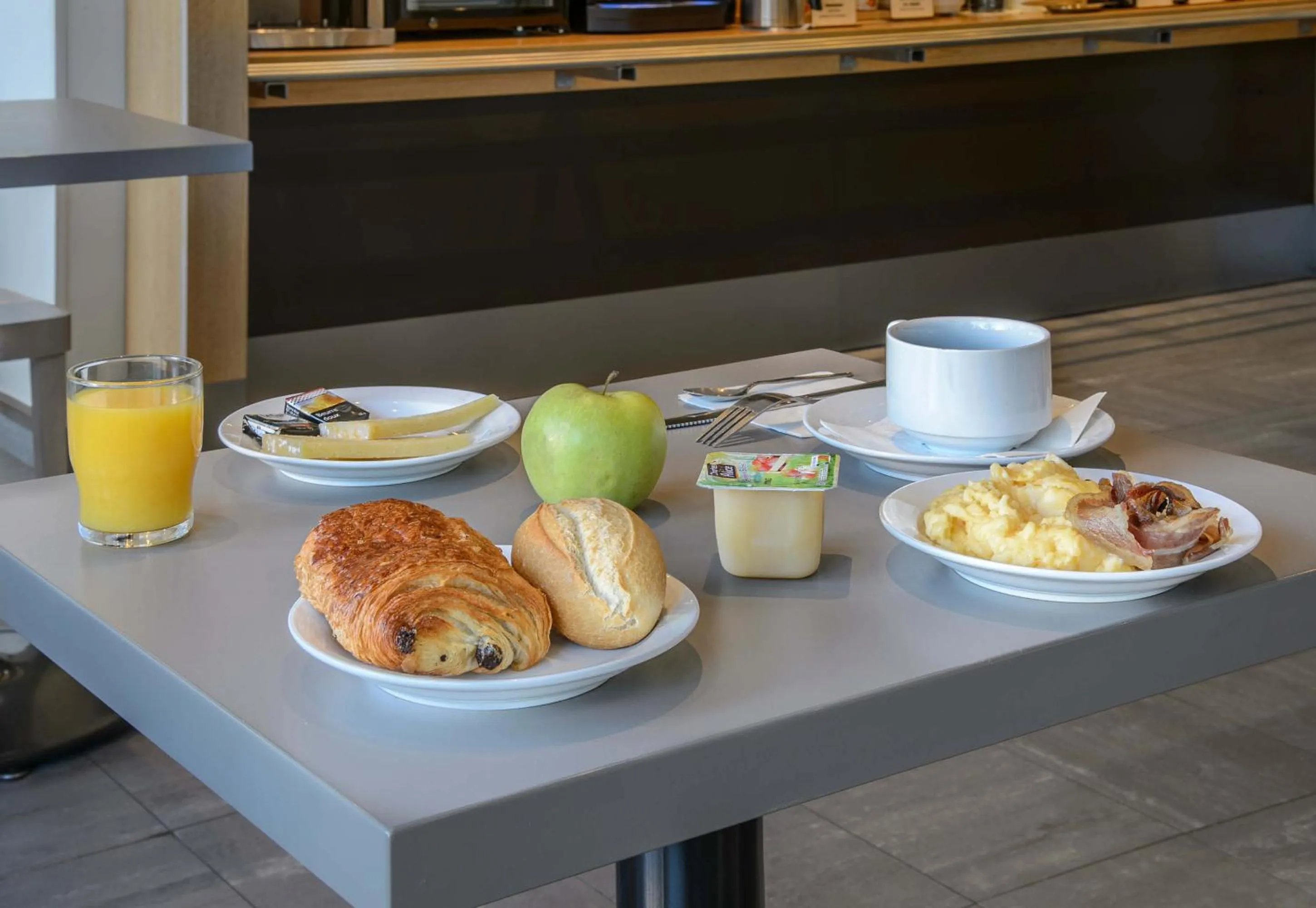 Breakfast in B&B HOTEL Nîmes Ville Active, parking sécurisé gratuit