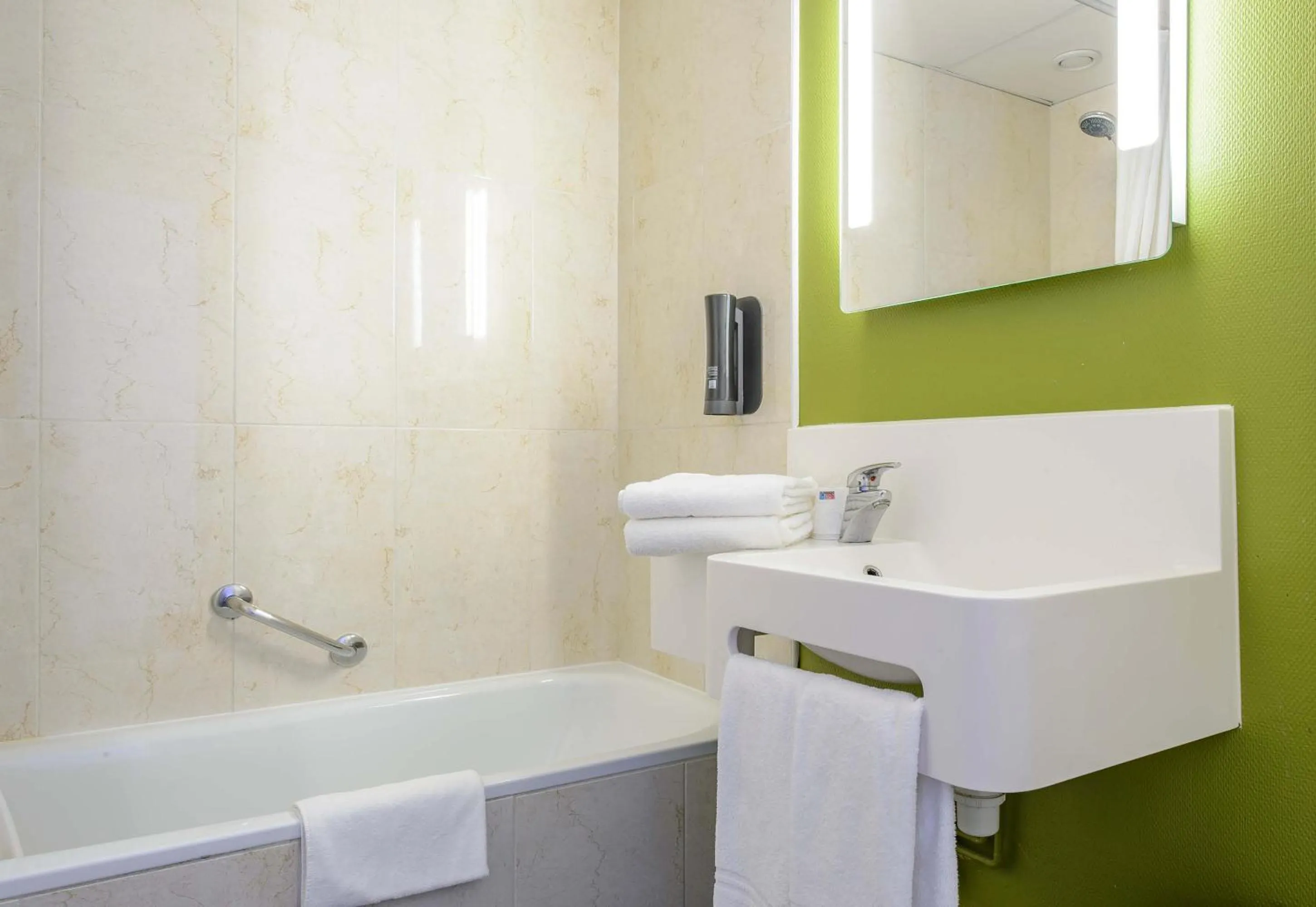Bathroom in B&B HOTEL Nîmes Ville Active, parking sécurisé gratuit