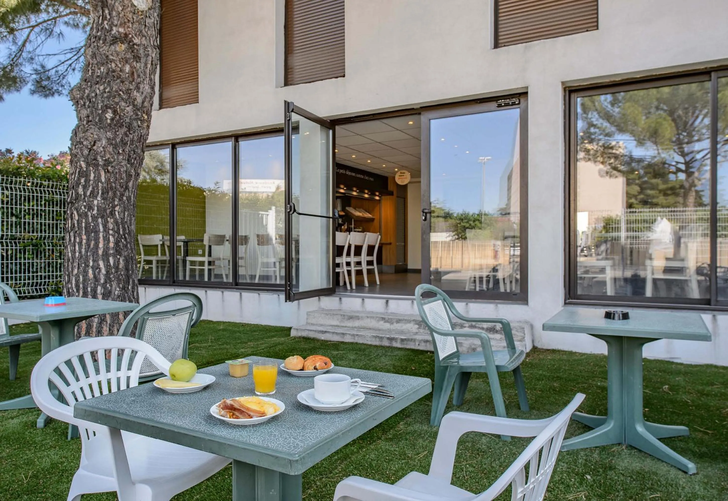 Patio in B&B HOTEL Nîmes Ville Active, parking sécurisé gratuit