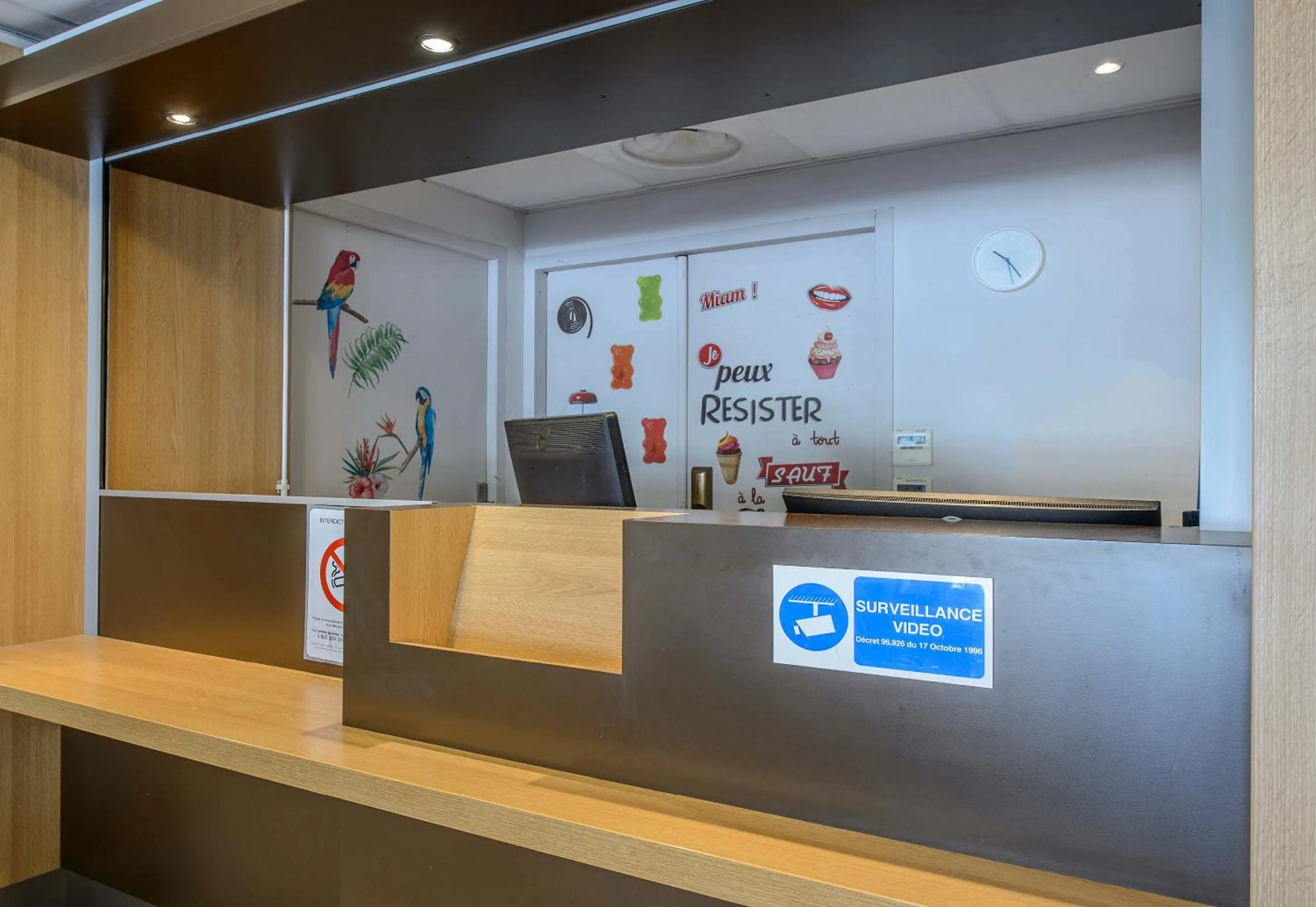 Lobby or reception in B&B HOTEL Nîmes Ville Active, parking sécurisé gratuit