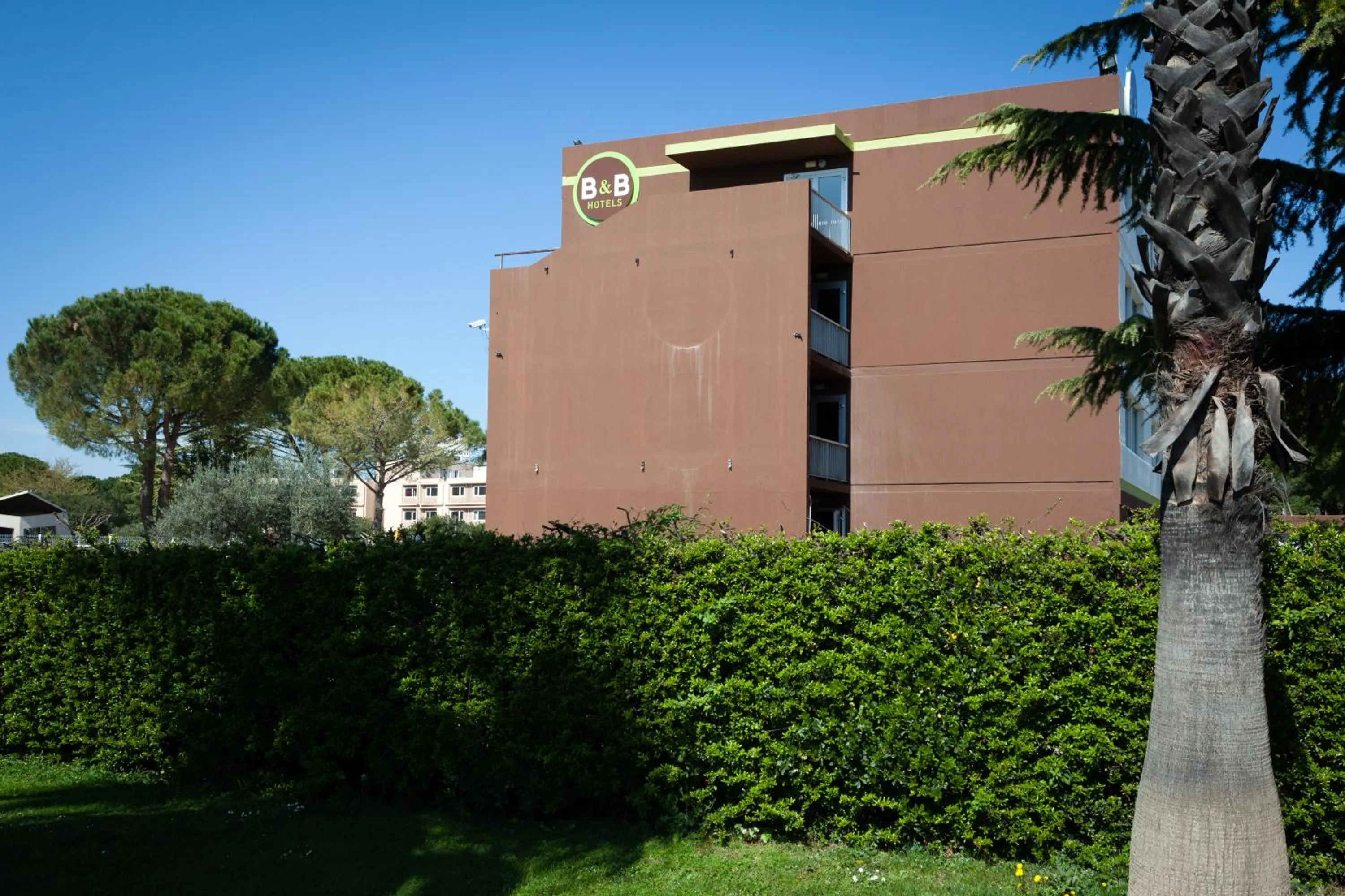 Facade/entrance in B&B HOTEL Nîmes Ville Active, parking sécurisé gratuit