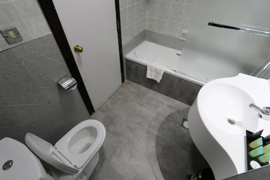 Bathroom in Knight Armour Hotel