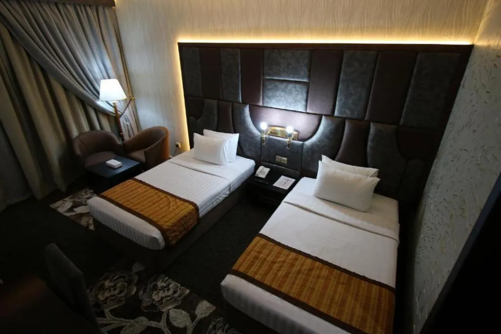 Bedroom, Bed in Knight Armour Hotel