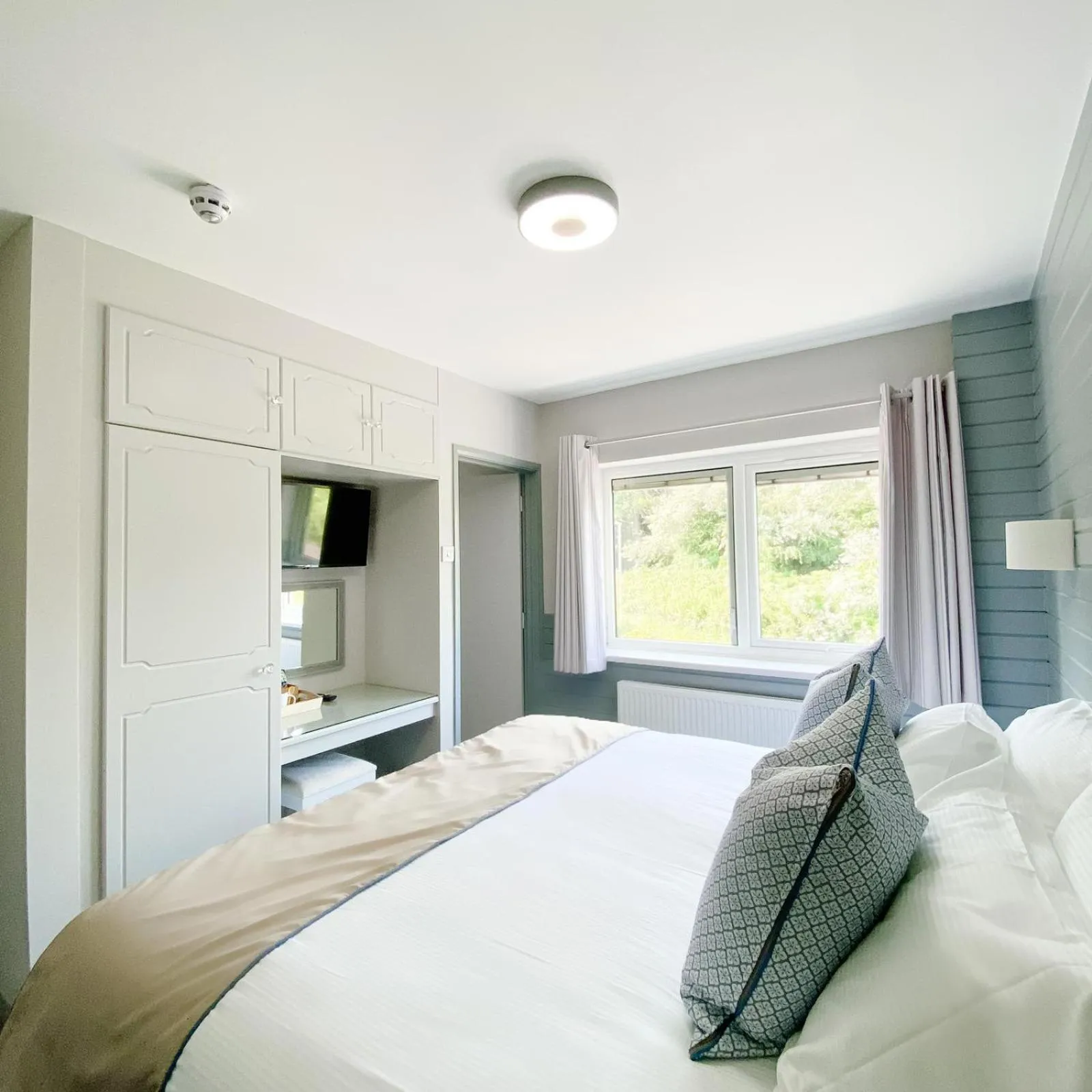 Bedroom, Bed in South Sands Hotel