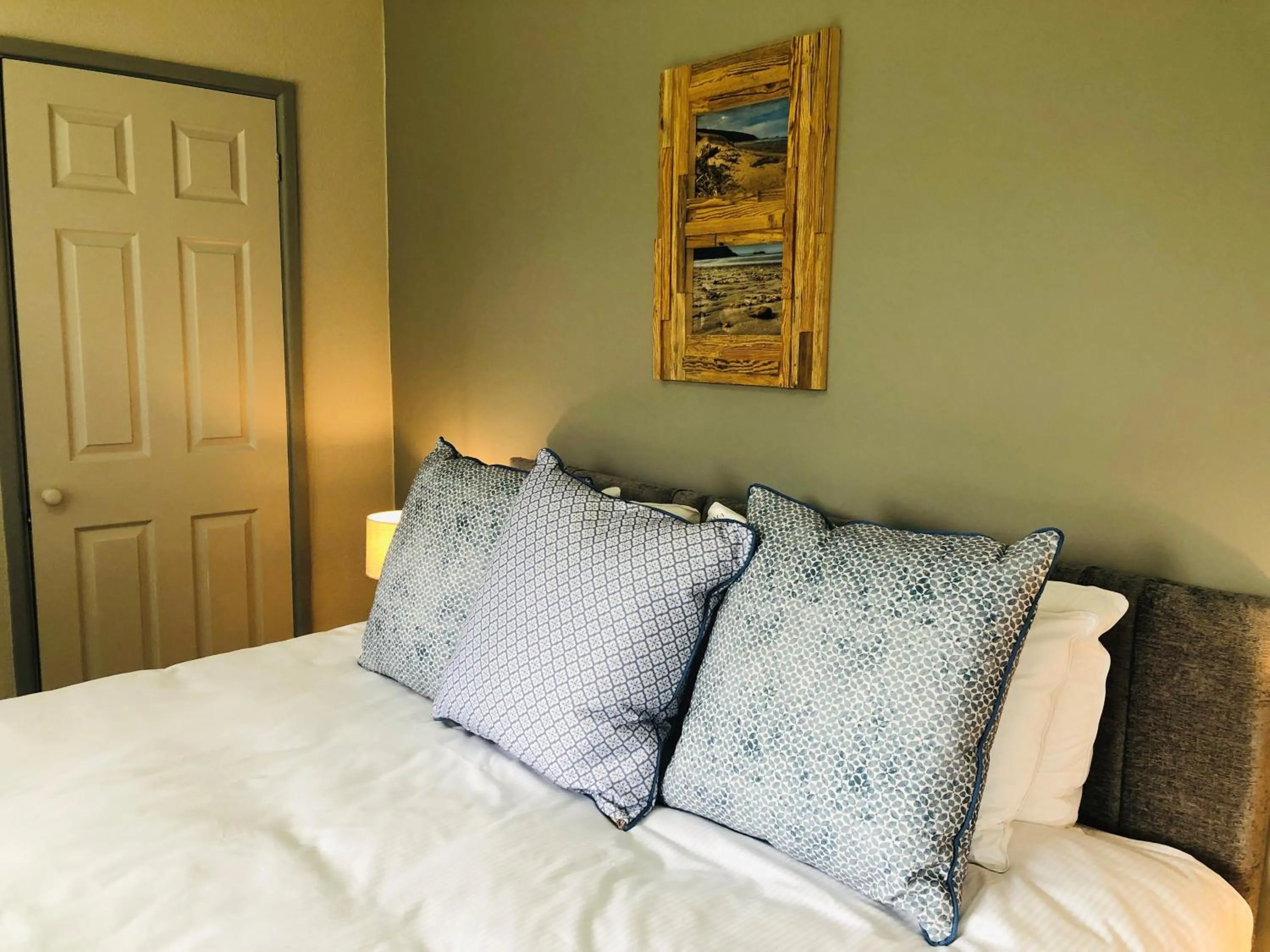 Bedroom, Bed in South Sands Hotel