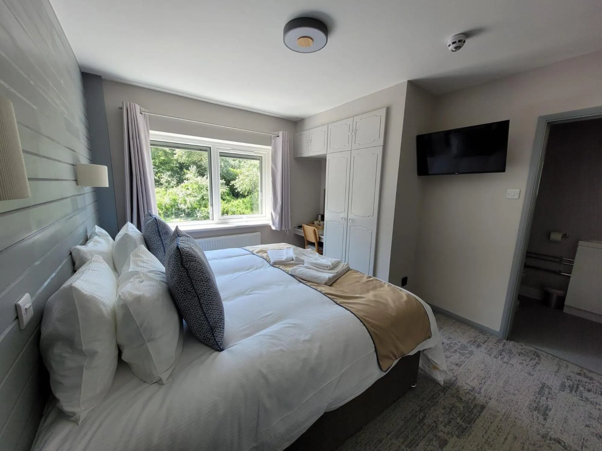 Photo of the whole room, Bed in South Sands Hotel