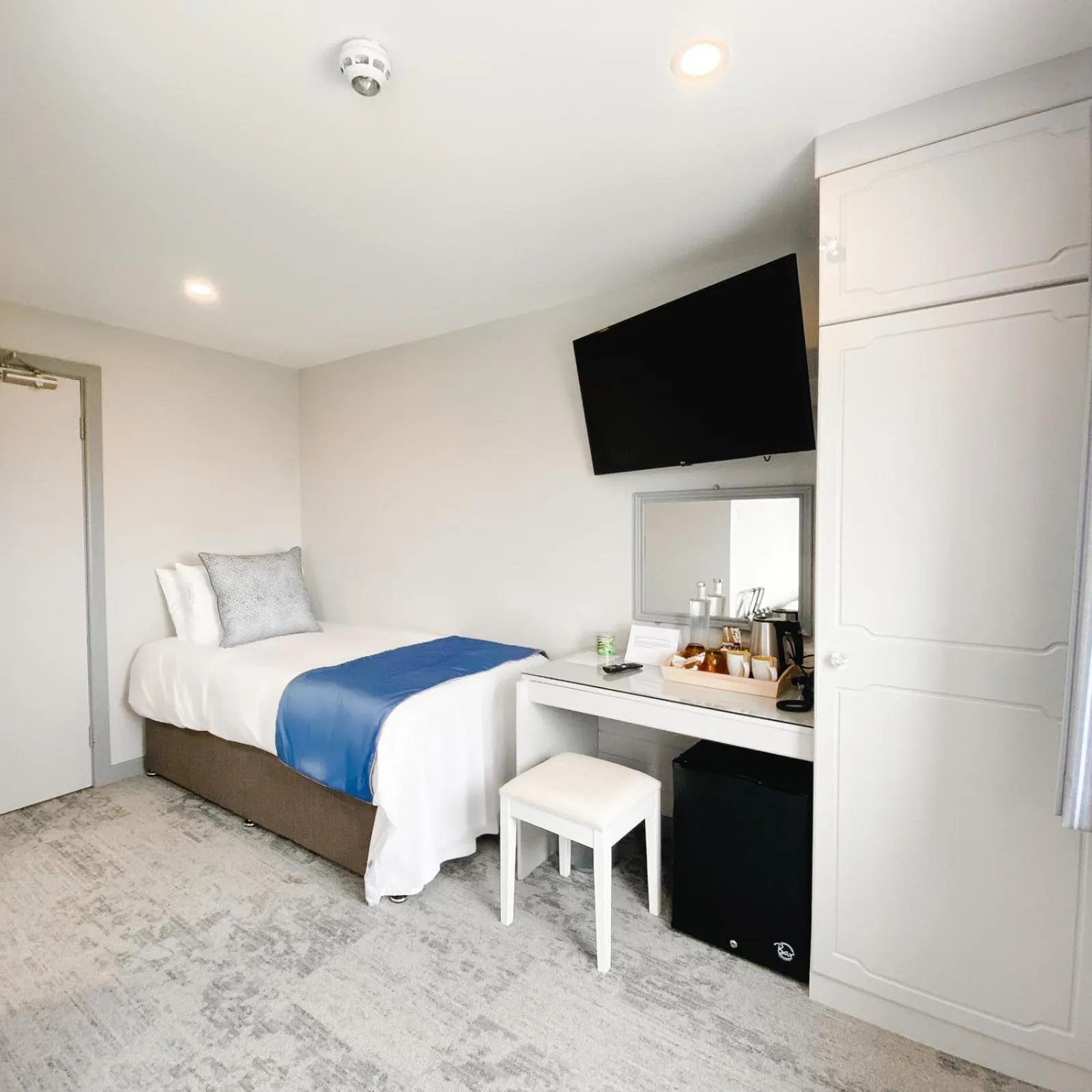 Bedroom, Bed in South Sands Hotel