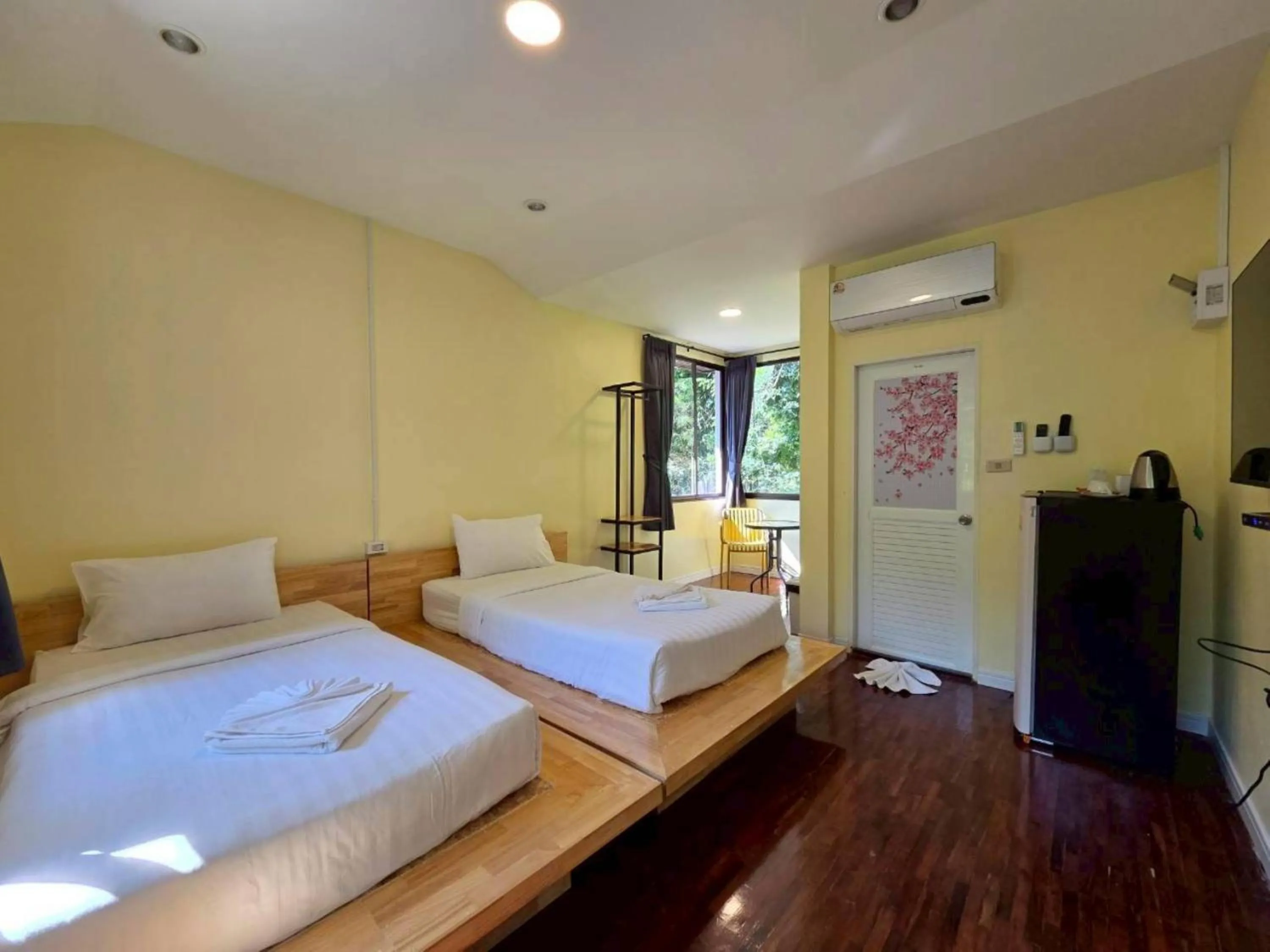 Photo of the whole room, Bed in Puprai Tarnnarm Resort