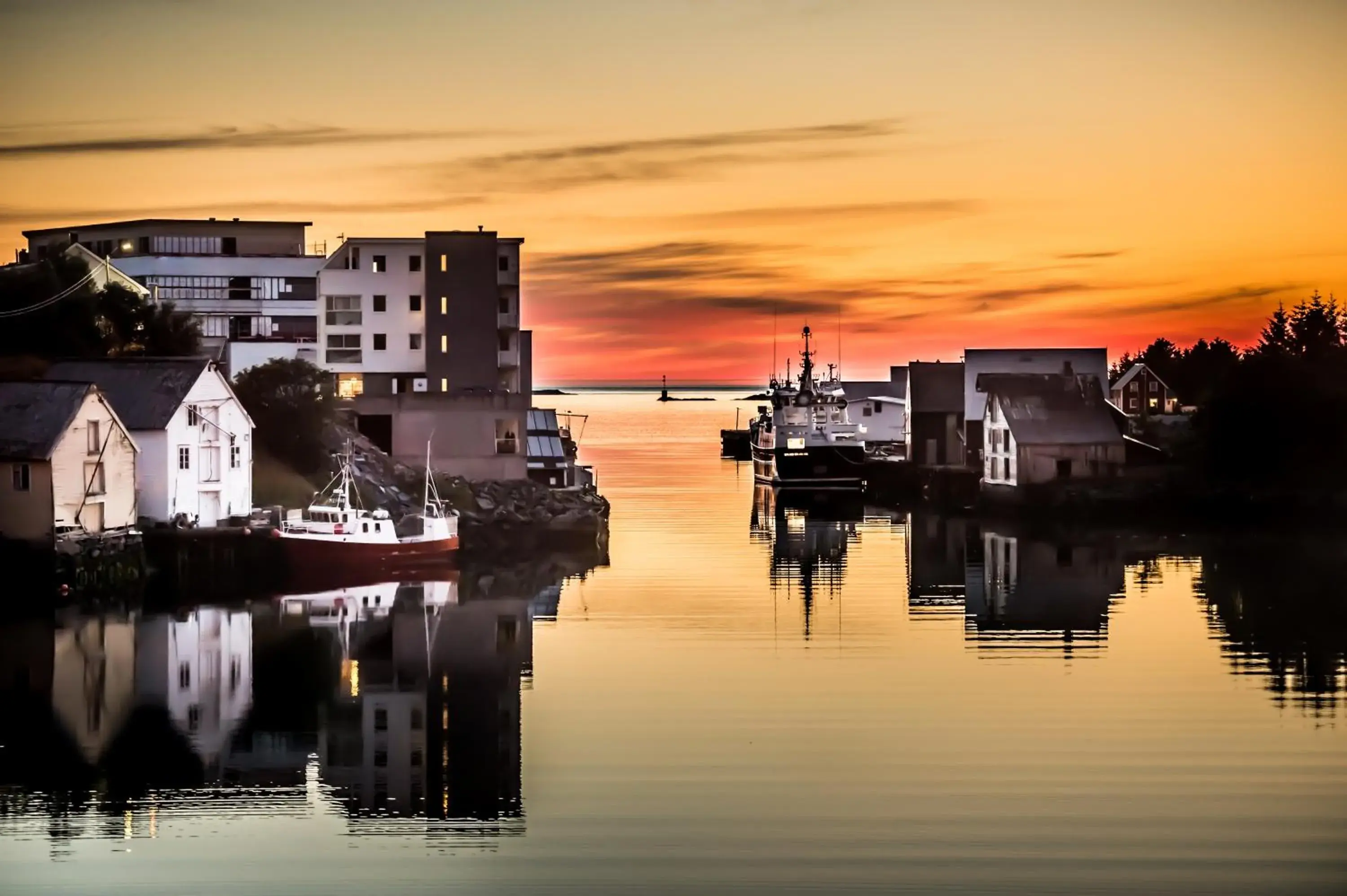 Facade/entrance in Thon Hotel Fosnavåg Facade/entrance in Thon Hotel Fosnavåg
