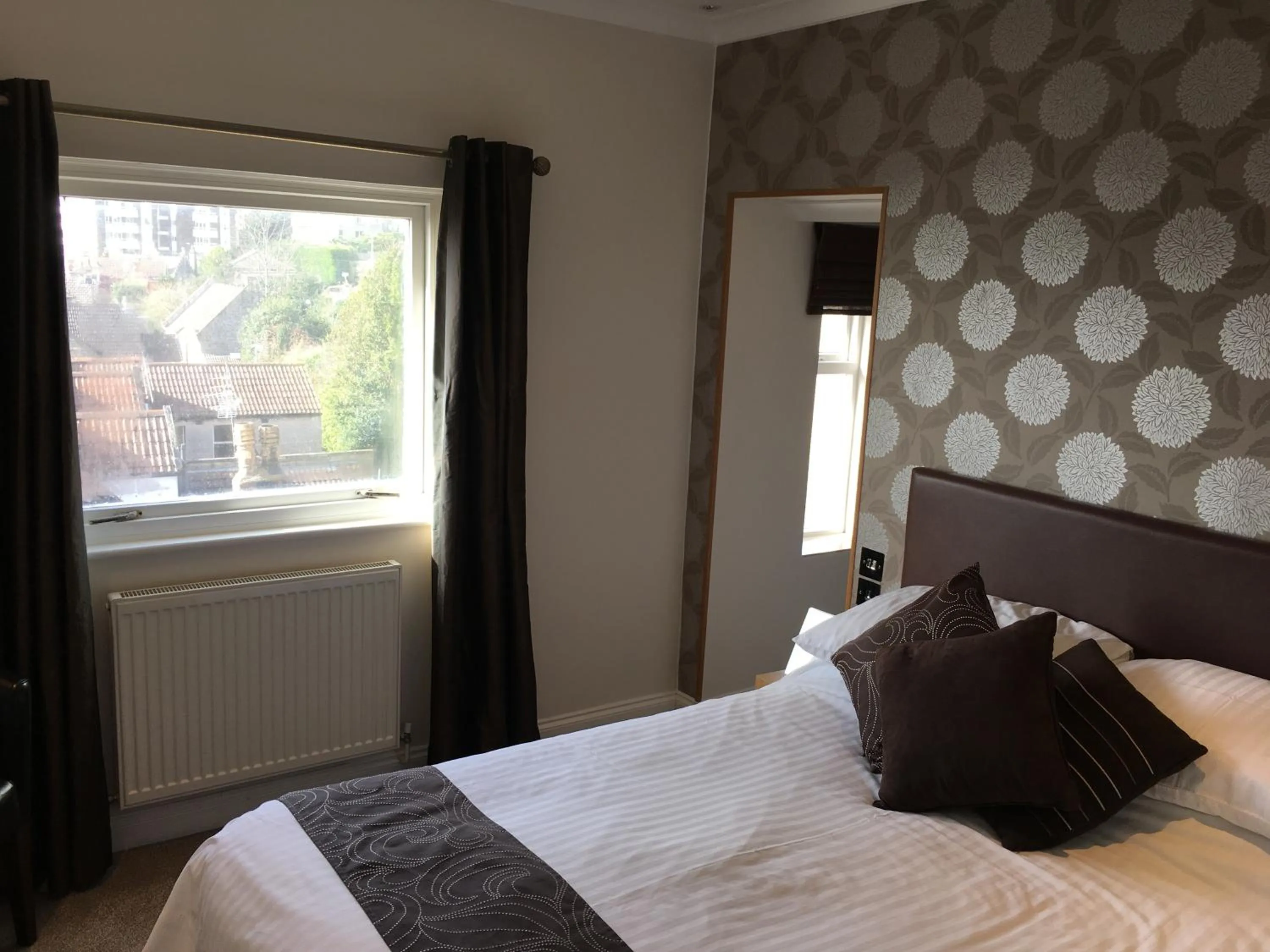Bedroom, Bed in Queenswood Hotel