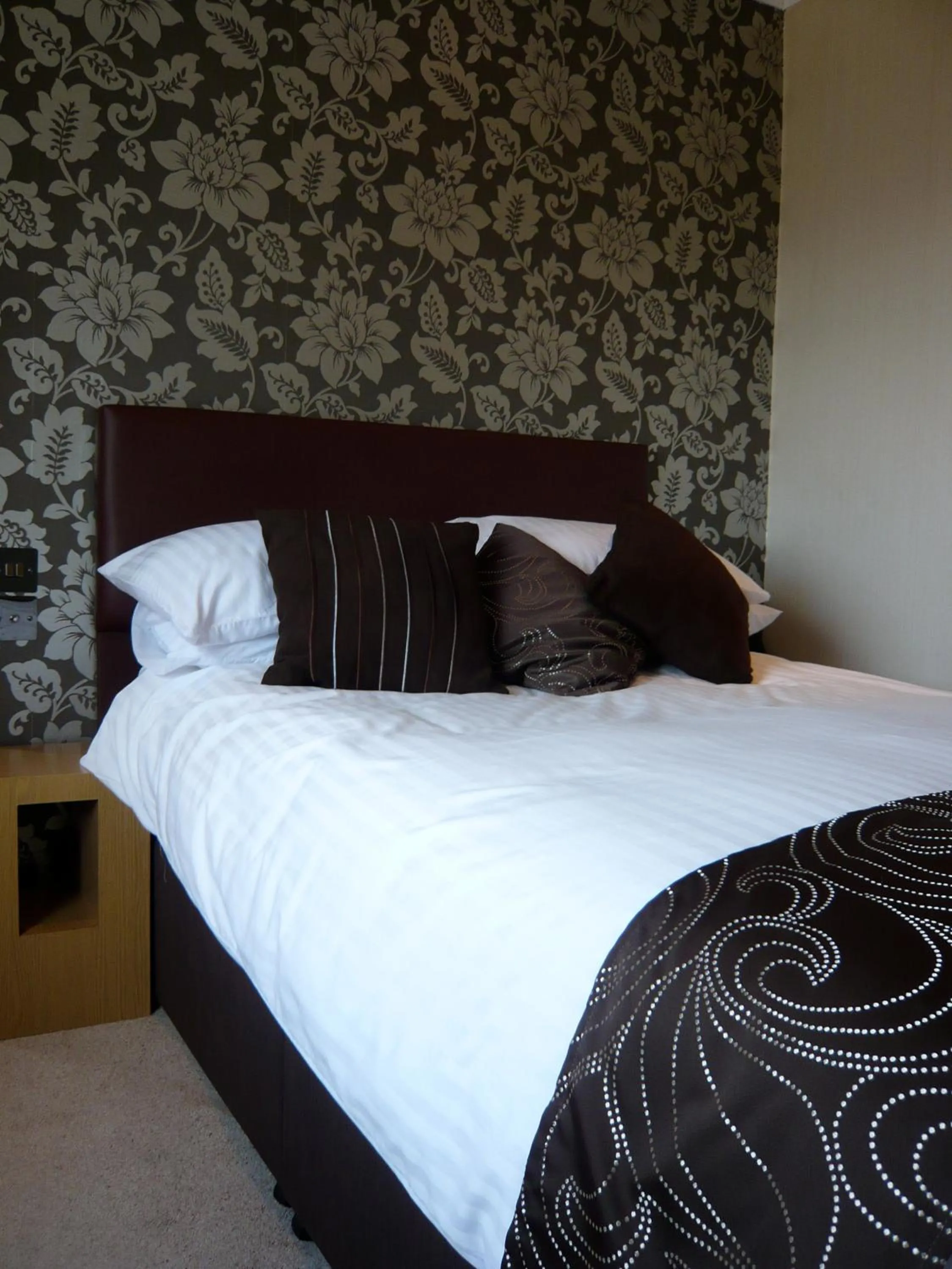 Bed in Queenswood Hotel