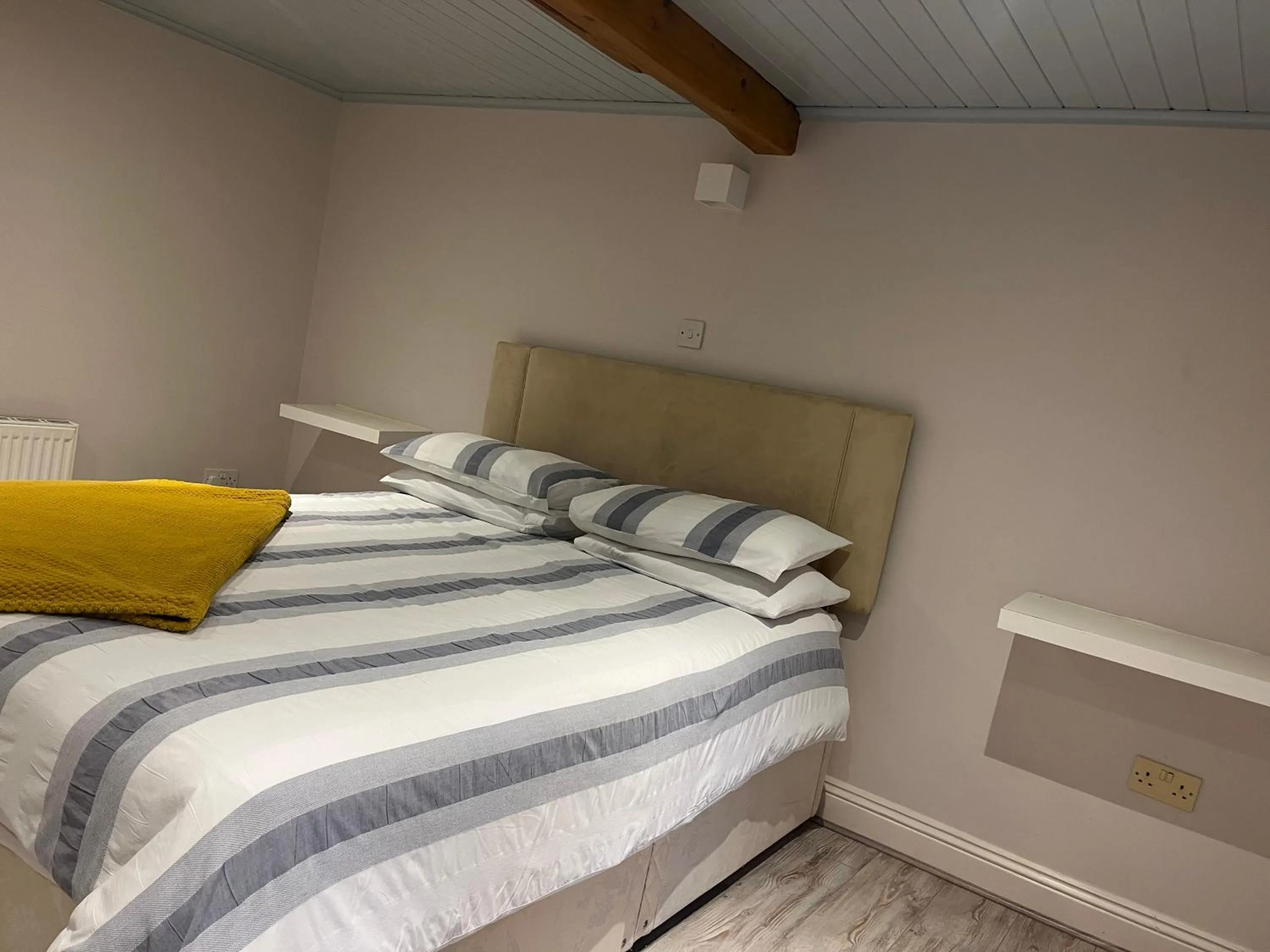 Bed in Ferry House Holidays