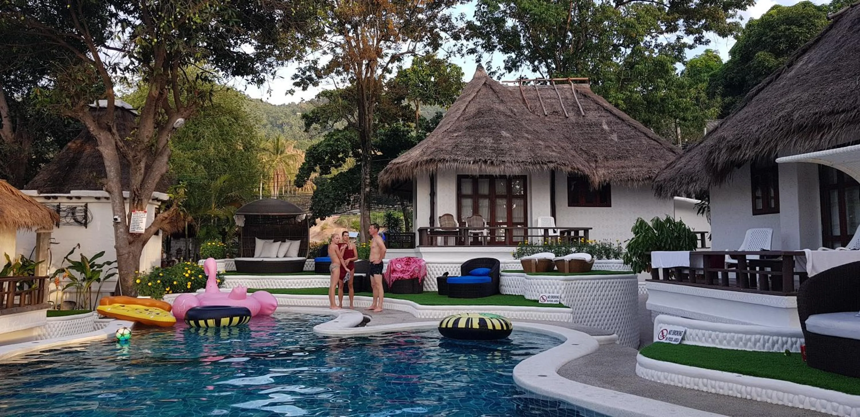 Swimming pool in Clear View Resort