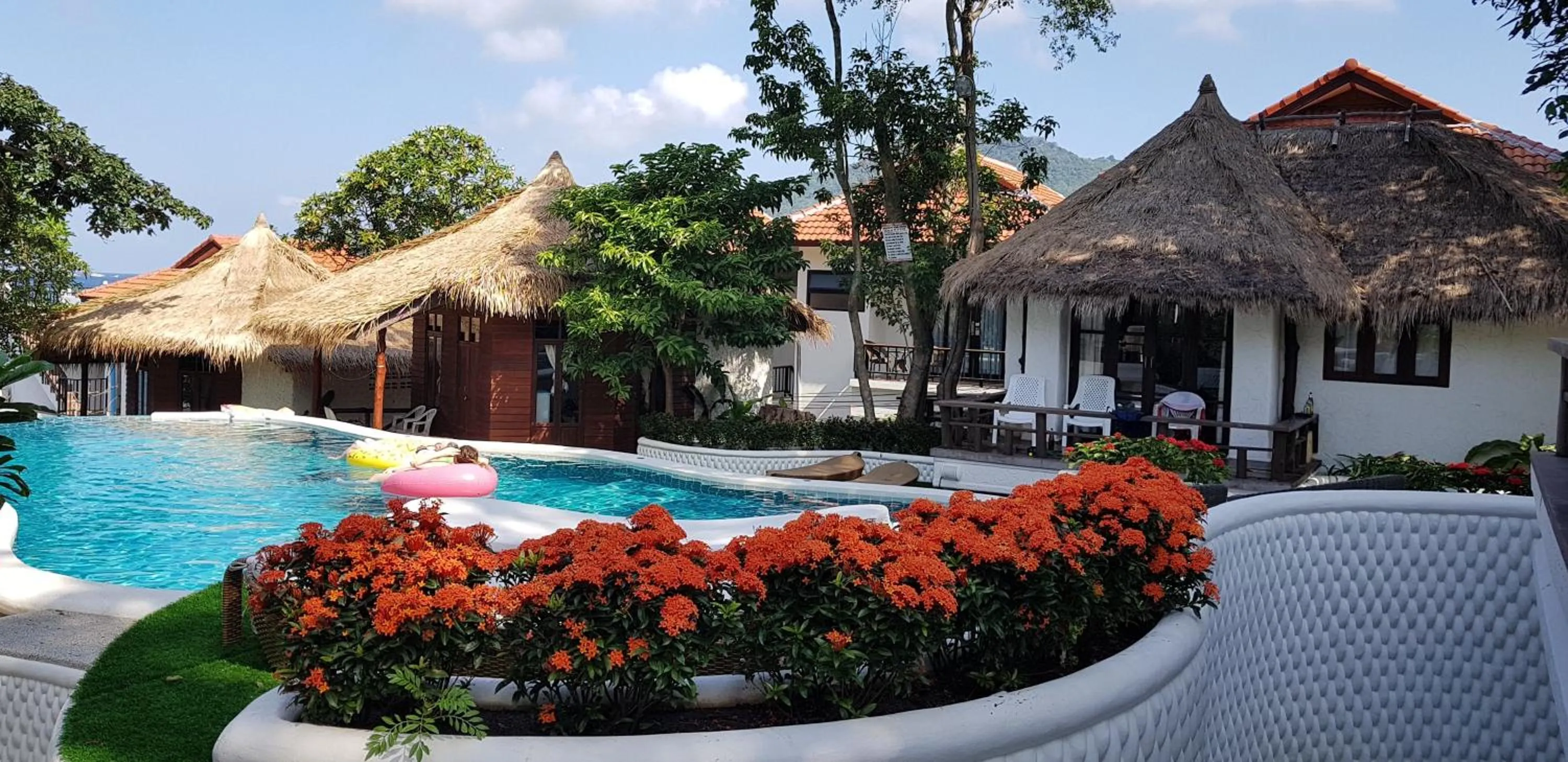 Photo of the whole room in Clear View Resort