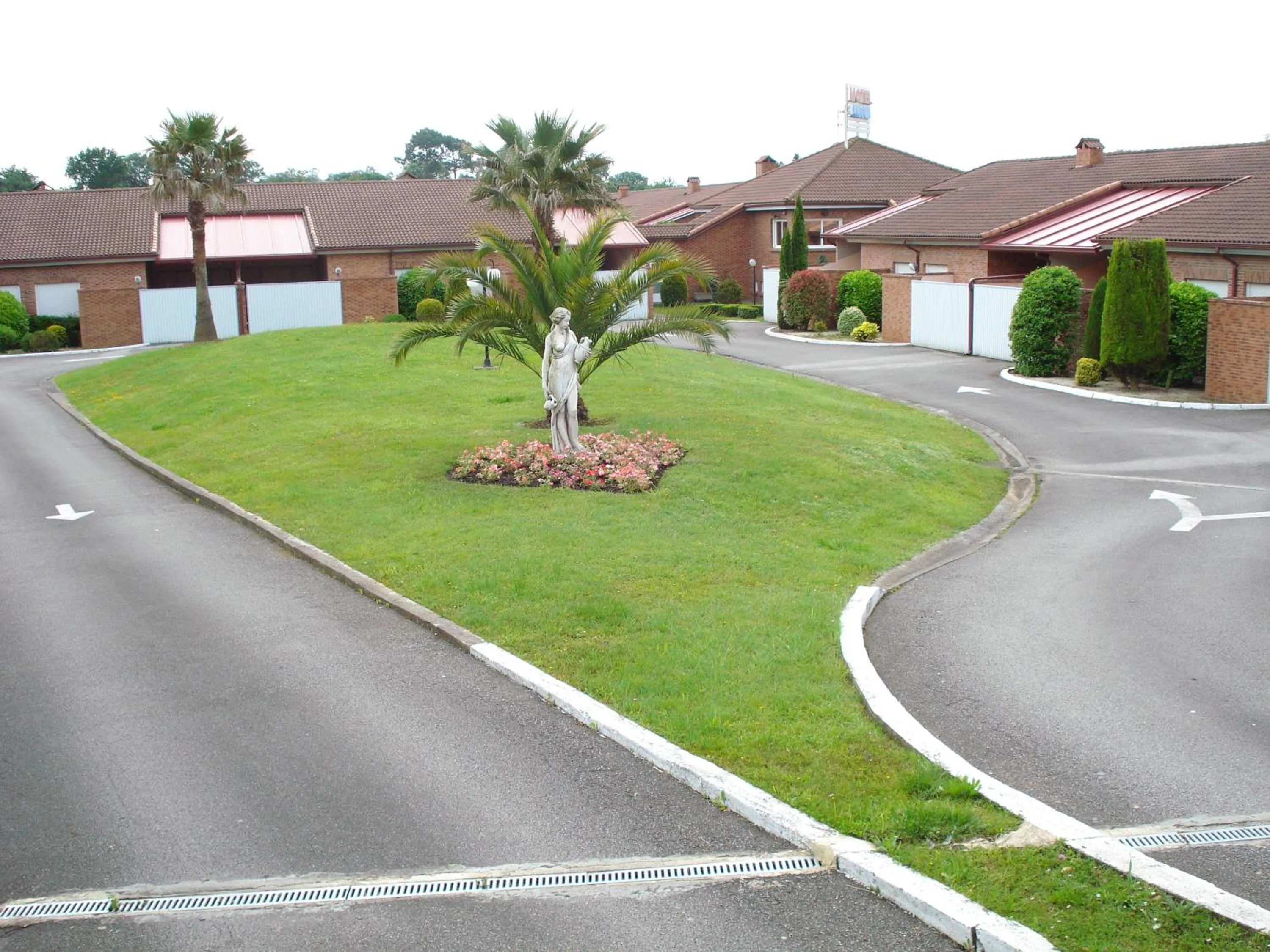 Property building in Motel Cancun Oviedo