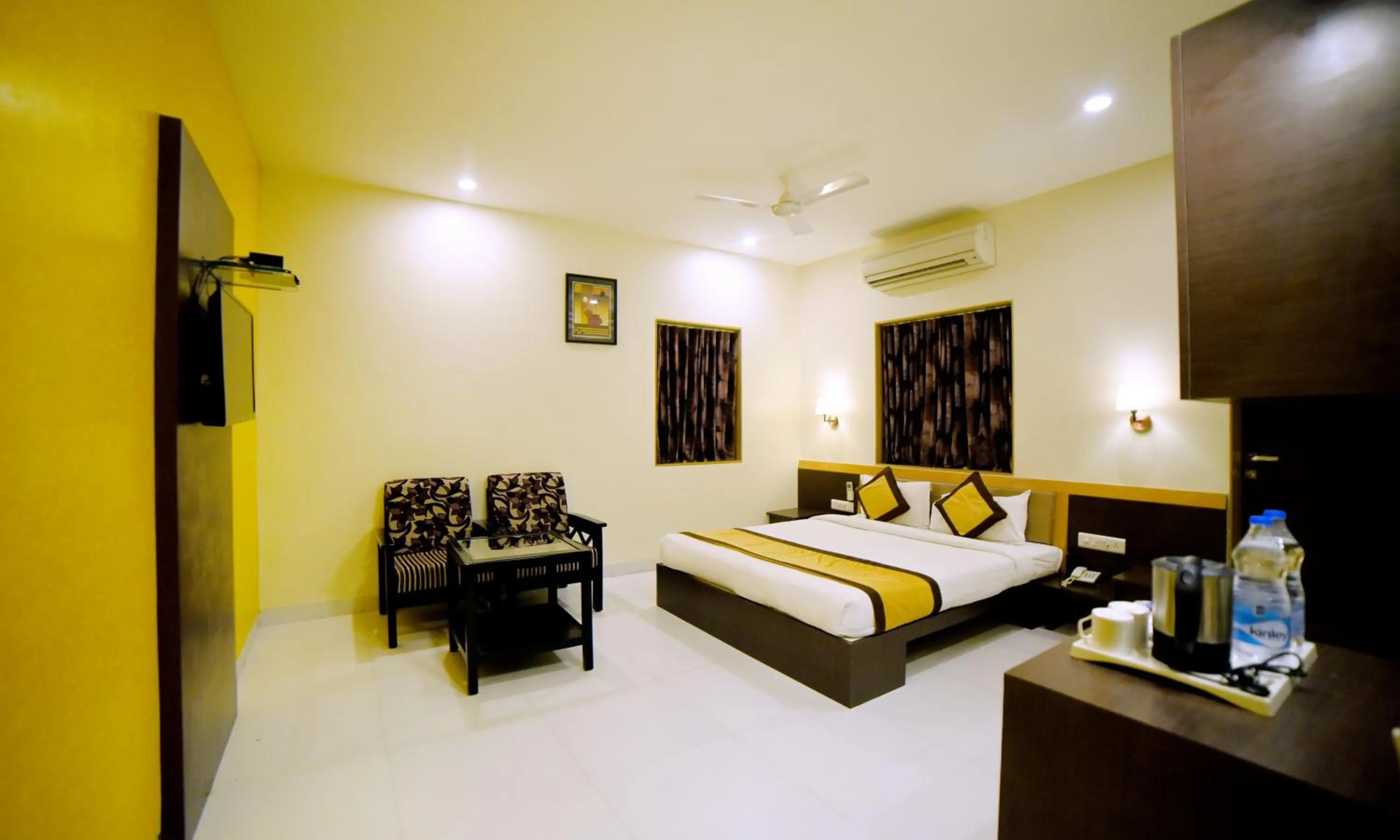 Photo of the whole room, Bed in Carnival Resort