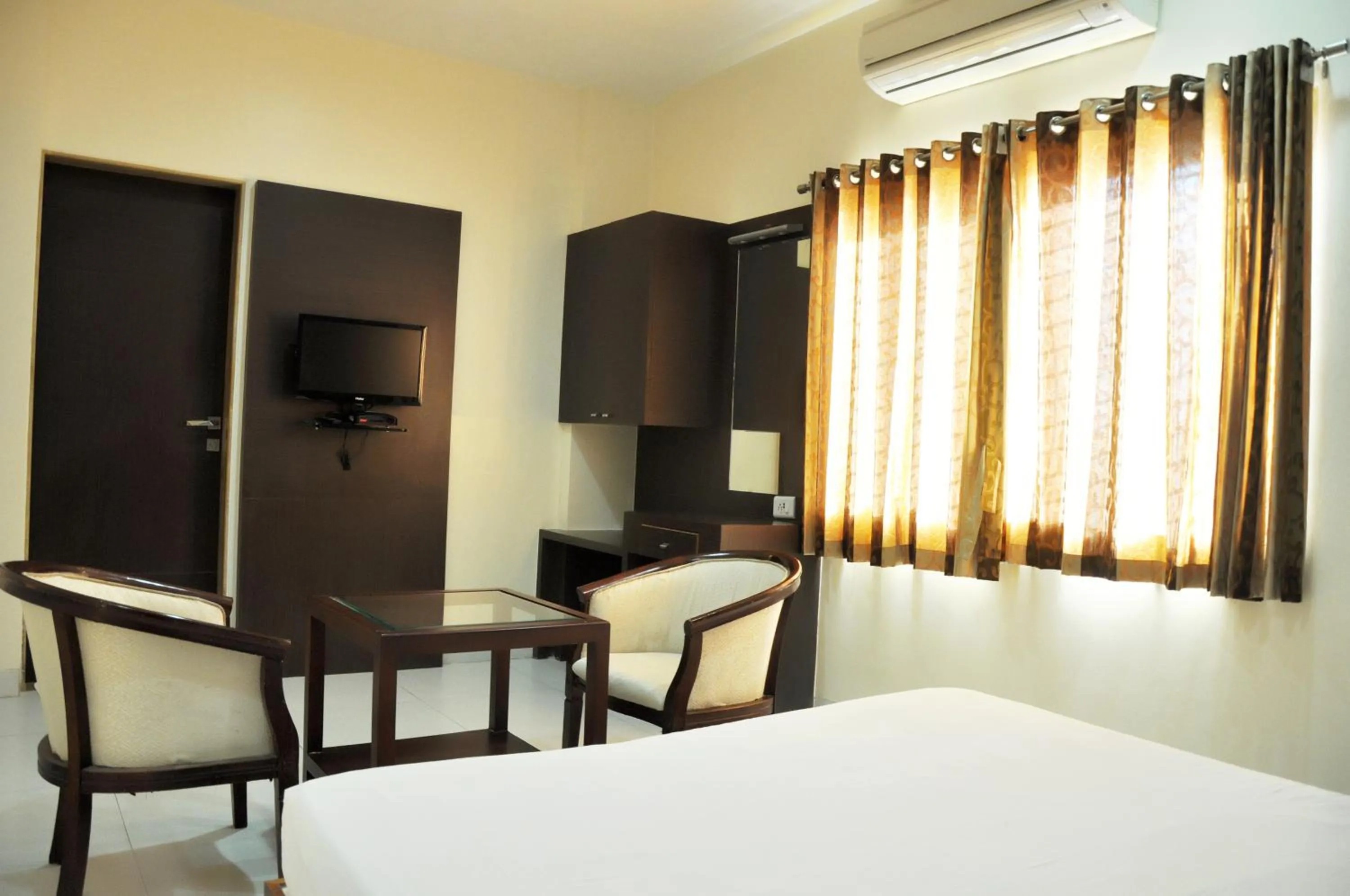 Photo of the whole room, Bed in Carnival Resort