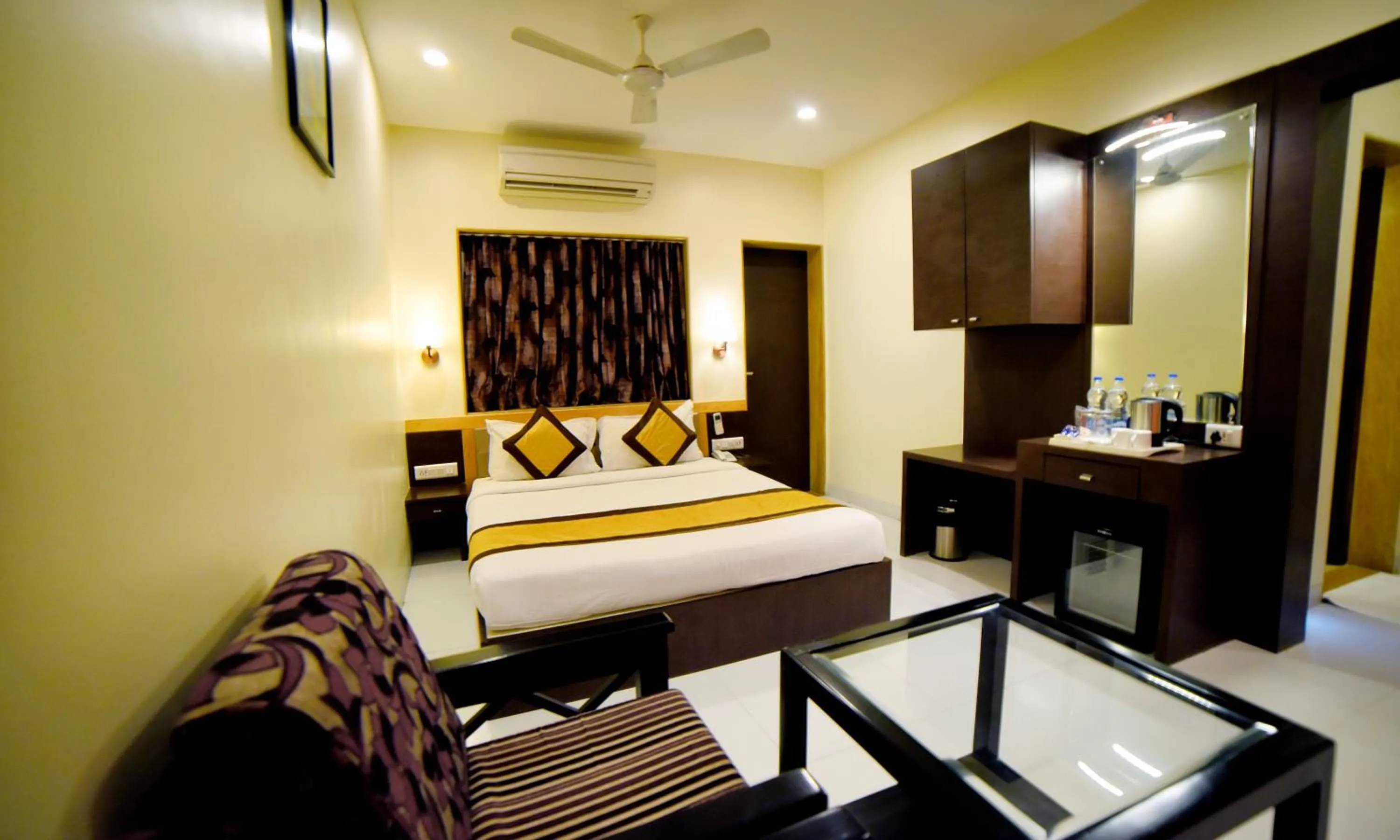 Photo of the whole room, Bed in Carnival Resort