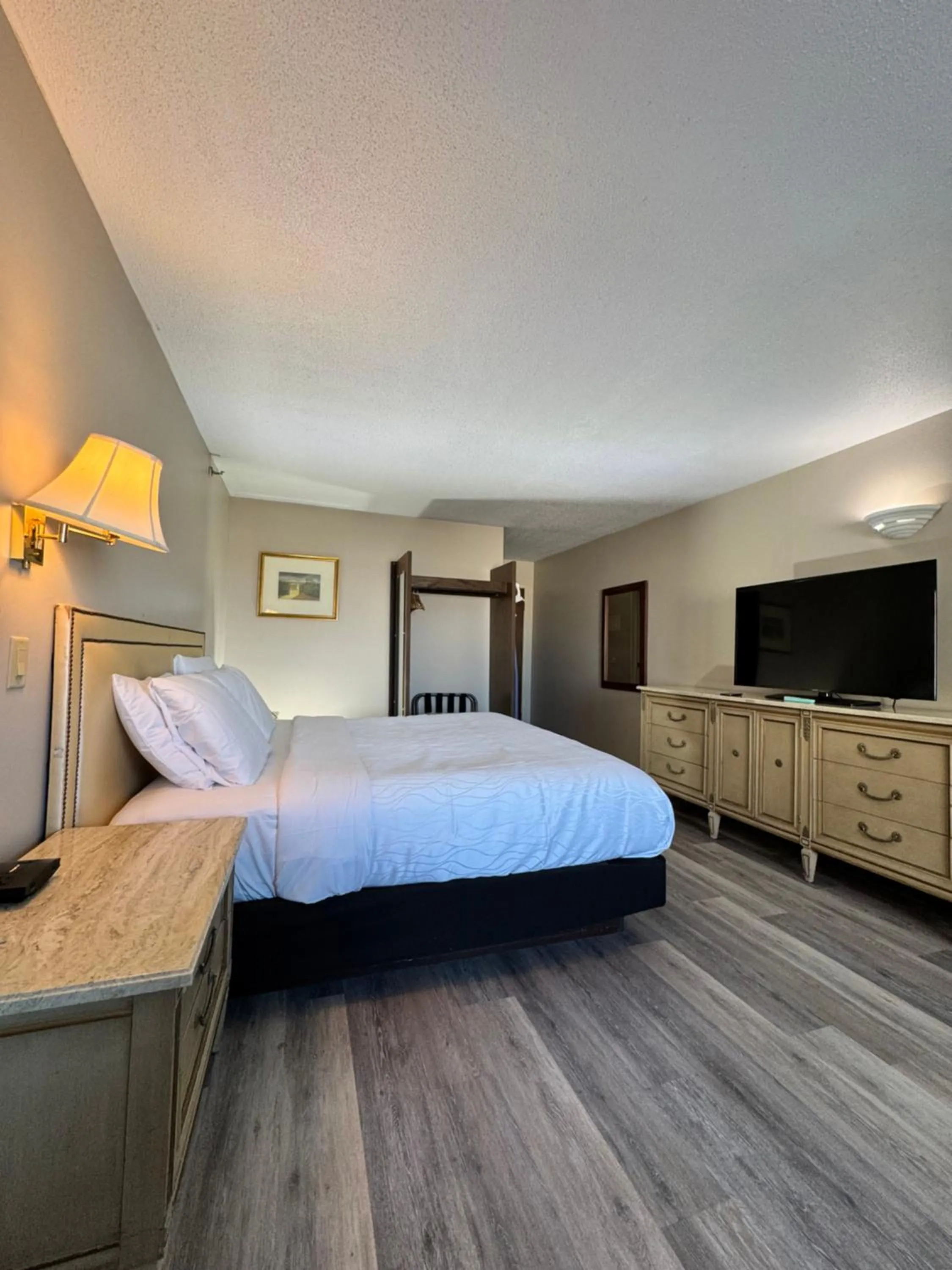 TV and multimedia, Bed in Presque Isle Hotel