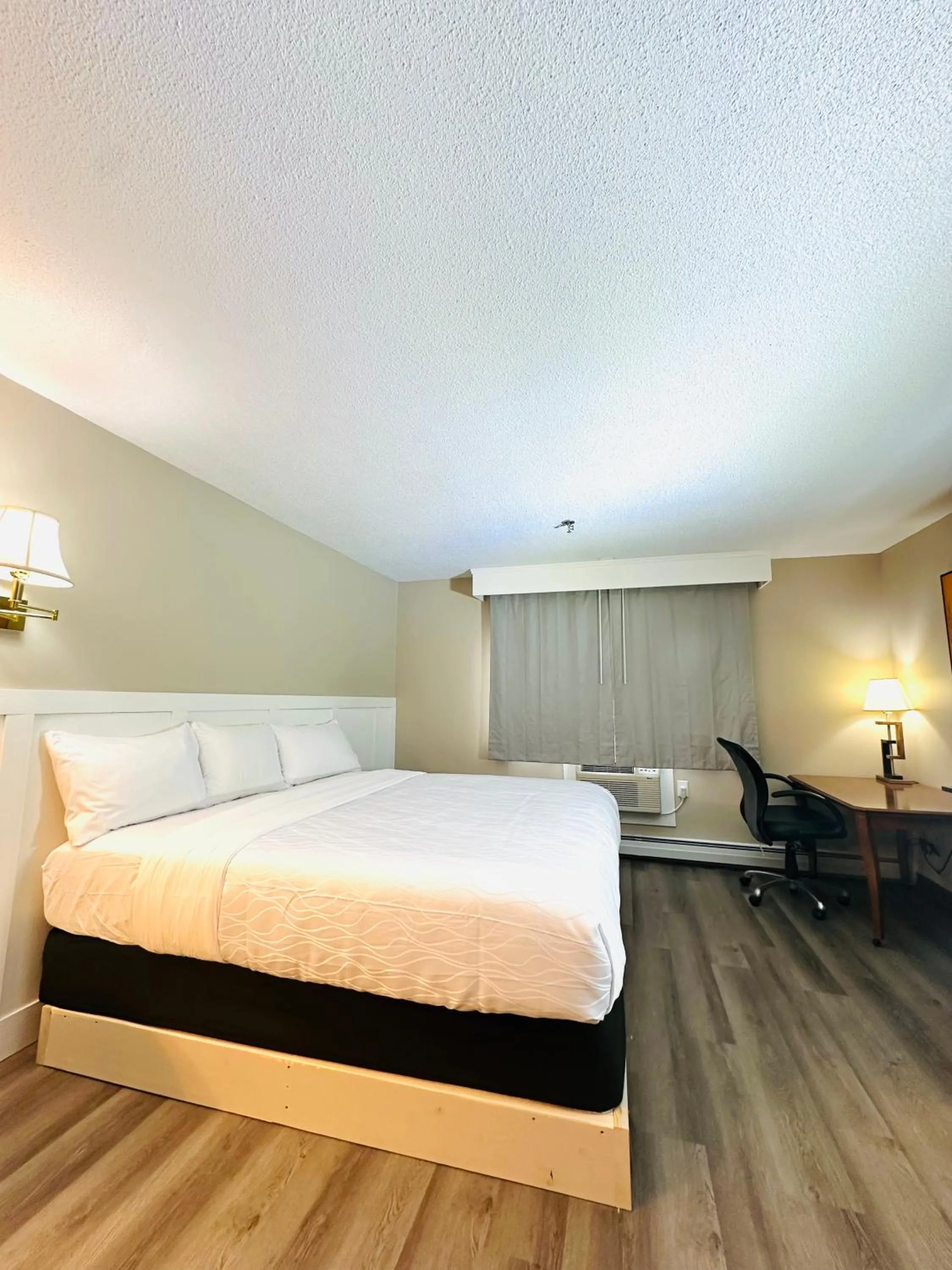 Property building, Bed in Presque Isle Hotel