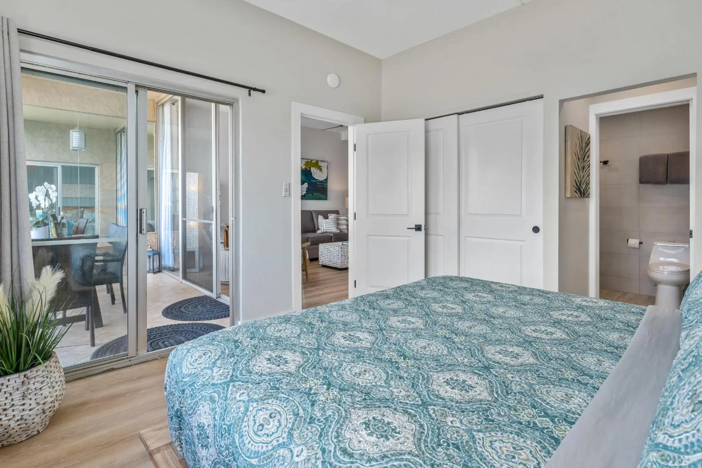 Bed in Upscale Oceanfront Penthouse Vistas
