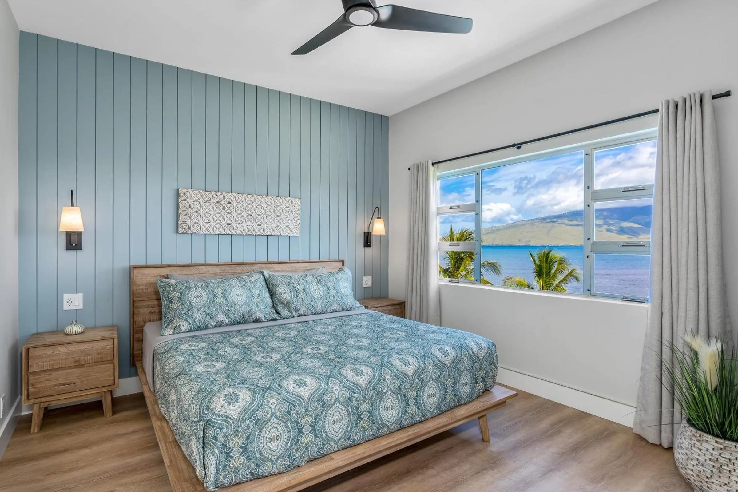 Bed in Upscale Oceanfront Penthouse Vistas