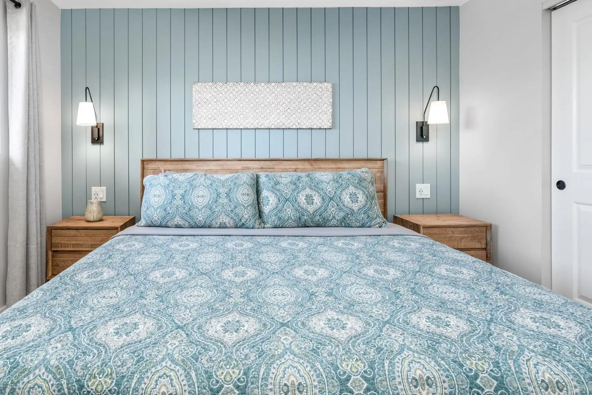 Bed in Upscale Oceanfront Penthouse Vistas