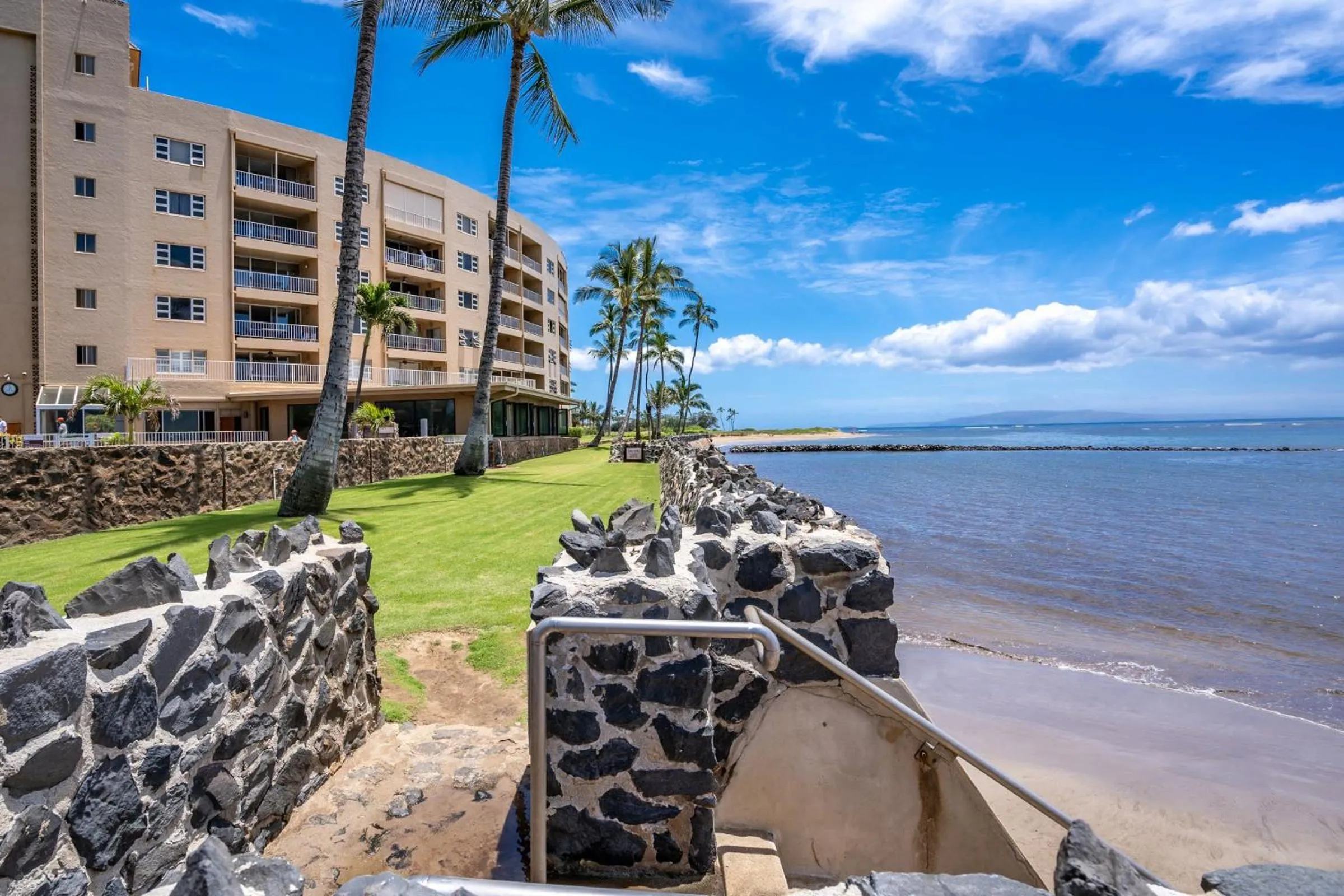 Upscale Oceanfront Penthouse Vistas